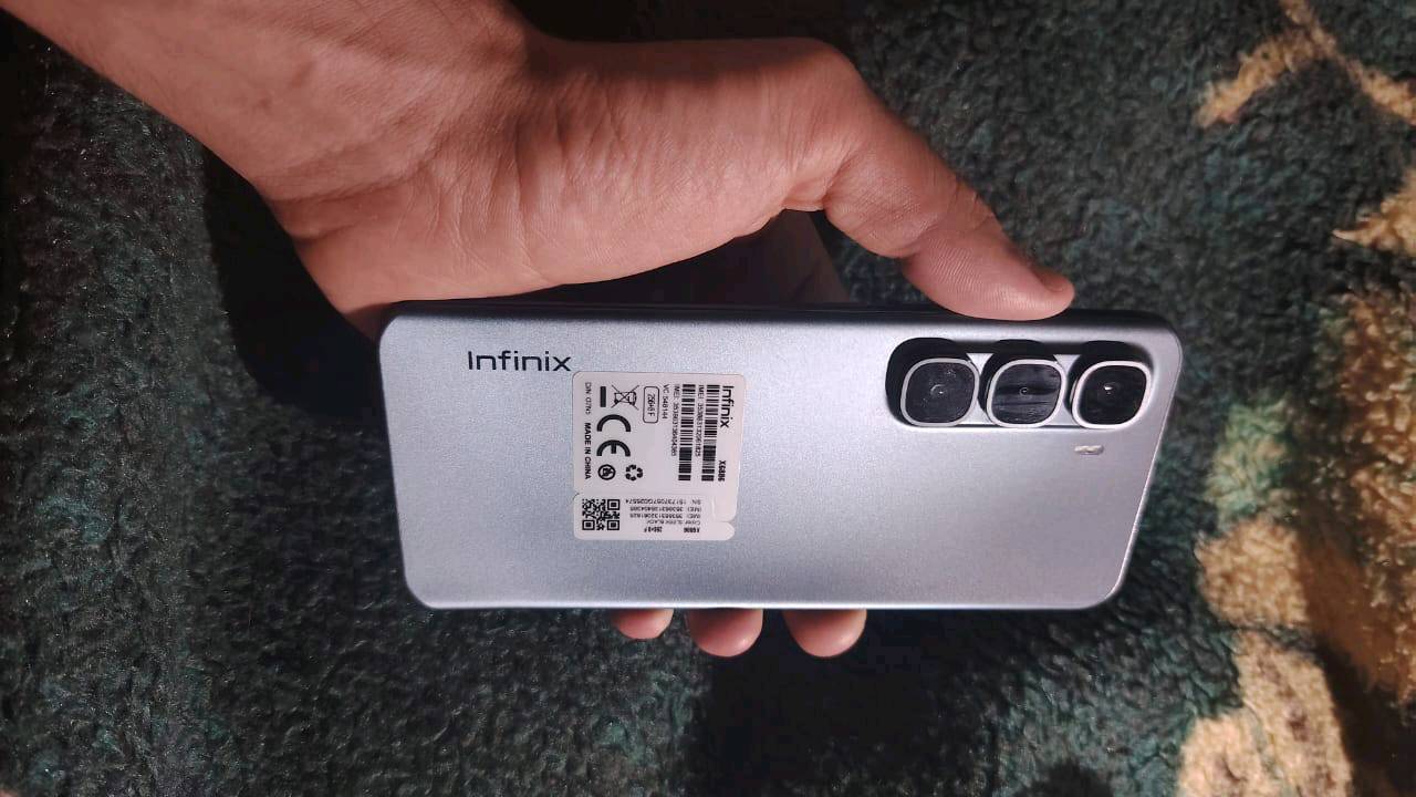 السلام عليكم
للبيع او مراس +Infinix Hot 60 Pro انفنكس هوت60 برو بلس

ذاكرة 256 عشوائية  8+8 
التصميم والوزن: يتميز الجهاز بأنه فائق النحافة بسُمك 5.95 ملم فقط، ويزن 155 غراماً.
الشاشة: شاشة منحنية الأطراف من نوع AMOLED بحجم 6.78 إنش، وبدقة عالية 1.5K، مع معدل تحديث سلس جداً يصل إلى 144 هرتز.
المعالج والأداء: يعمل بمعالج MediaTek Helio G200 بدقة تصنيع 6 نانومتر، لتقديم أداء ممتاز وموفر للطاقة  FPS 60 اطار في الثانية حقيقي +جير سكوب حقيقي  
الذاكرة والتخزين: يأتي بنسخة أساسية بسعة تخزين 256 جيجابايت مع ذاكرة عشوائية (رام) 8 جيجابايت (ويمكن توسيعها افتراضياً). لتصل الى 16 جيجا 8+8 
الكاميرا الخلفية: كاميرا أساسية بدقة 50 ميجابكسل بمستشعر سوني المميز Sony IMX882 للقطات واضحة.
البطارية والشحن: بطارية ضخمة بسعة 5160 مللي أمبير تدعم الشحن السريع بقدرة 45 واط
 مستخدم نضيف جدا ماكو فرق بينه وبين الجديد   استخدام قليل رايدة ب 250 ق

ملاحظه سعر الجديد بالسوك 325 - 330 ألف 
***********  واتساب - بغداد -العامرية
