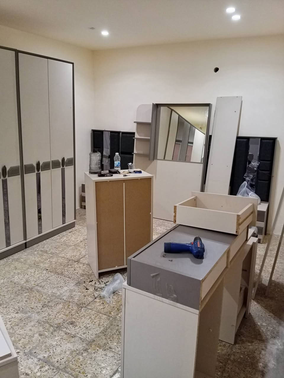 متوفر نجار فتح وشد غرف نوم ومطابخ وصيانة خبرة في العمل وصيانة الغرف المتضررة للحجز والاستفسار المراسلة على واتساب ***********

