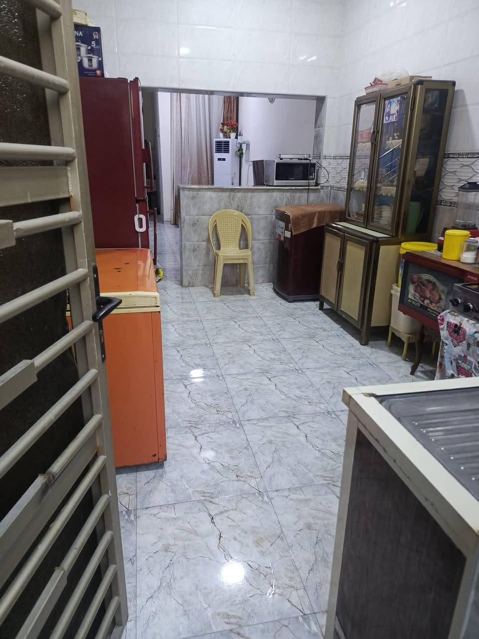 بيت للبيع حي بغداد المربع الذهبي خلف مجلس محافظة مباشرةً بجانب المدارس الصينيه واعدادية الصناعة 
4 غرف نوم + صحيات خارجية وداخلية 
بيت طابقين 
مطبخ + استقبال+ صالة 
بناء طابوق بناء حديث 
للاستفسار ***********
