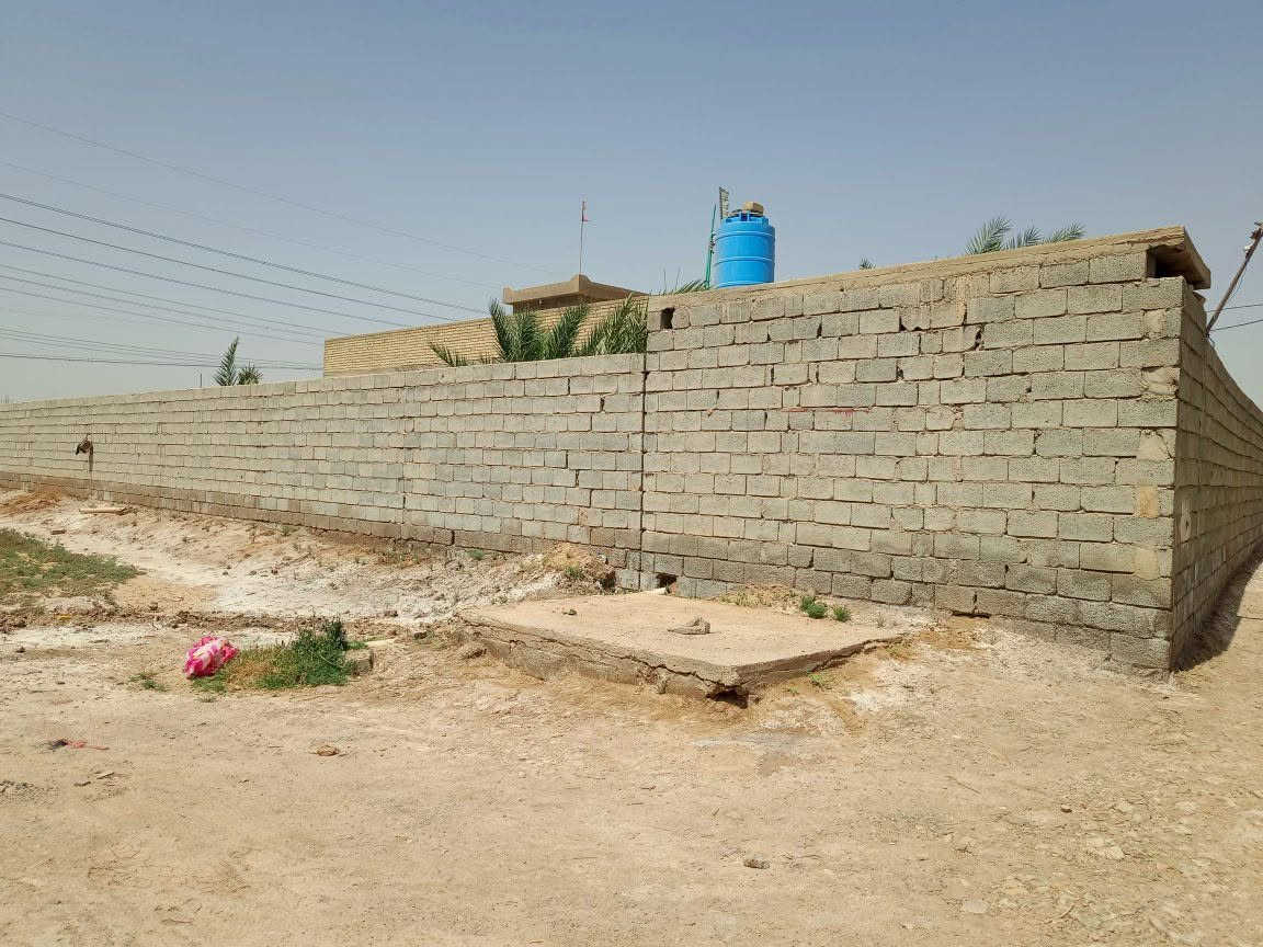 قطعة ارض للبيع 1500 متر مع دار متكون من غرفتين نوم +صالة +مطبخ +ستقبال + حمام داخل البيت + صحيات خارجية . بي كافت الخدمات .ماء.كهرباء العنوان تقاطع النهروان مقابل اسواق القمة . السعر نتصالل على الرقم ***********
