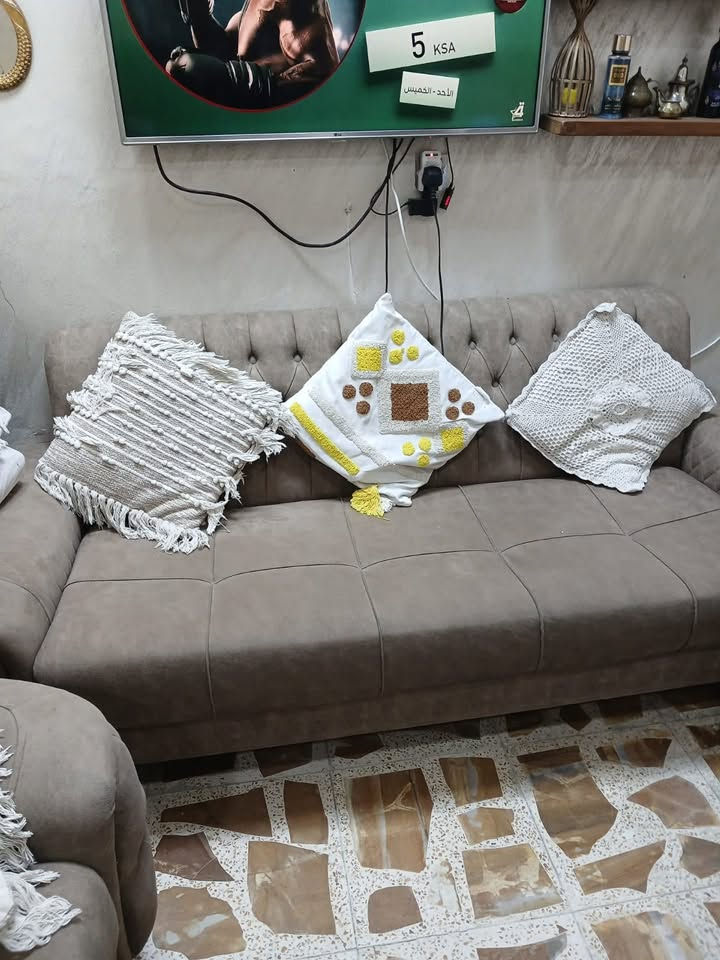 غراض منزل للبيع المكان بغداد للاستفسار عن اي شي التواصل على هاي الرقم
***********

نص مكتوب في الصور:
- 5 KSA
- الأحد - الخميس