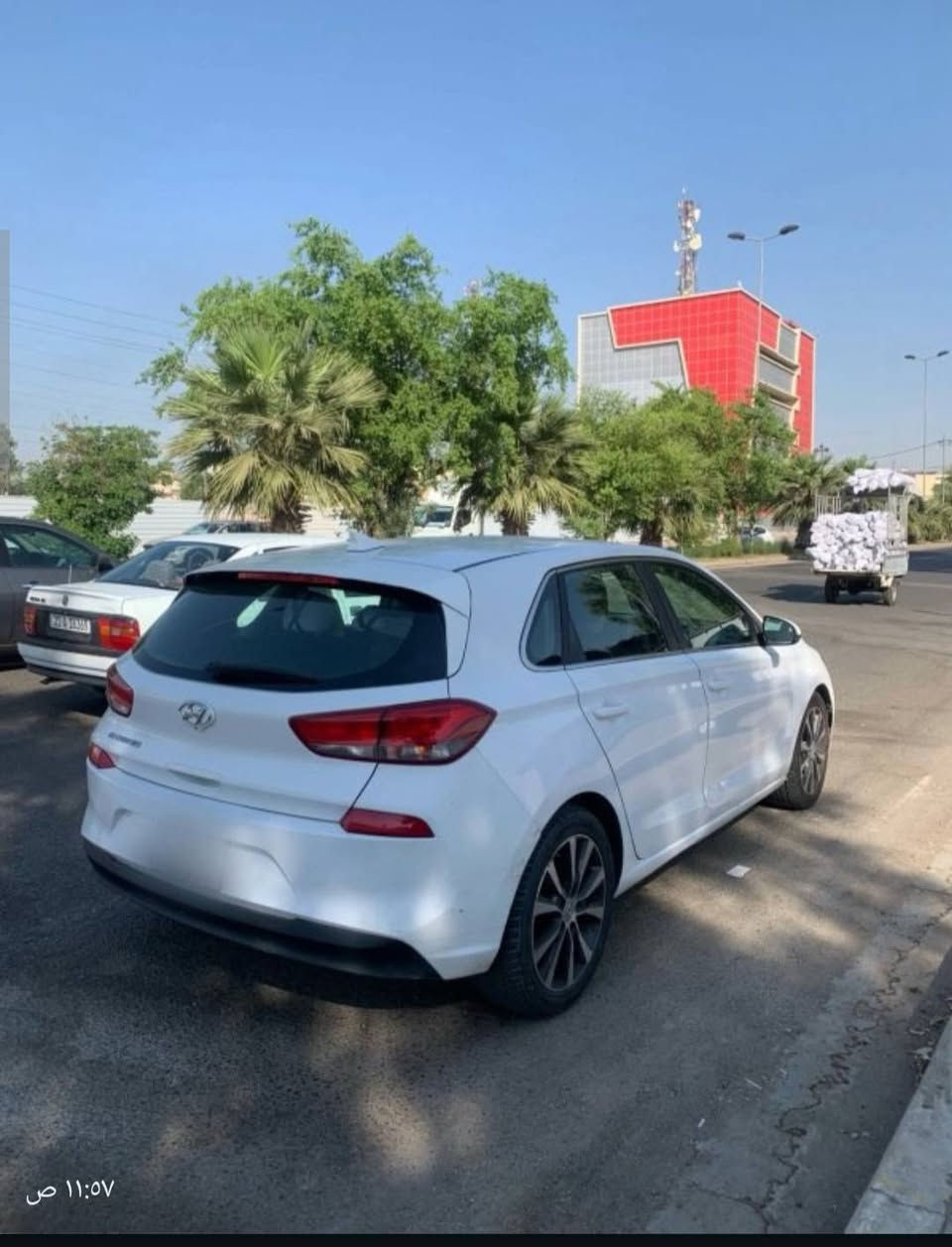 النترا موديل 2018 فول رياضي
حجم المكينه : 1600 تيربو 

المسافه المقطوعه : 160km الف ميل 

       رقم كركوك سنوية جديد بطاقة بنزين 

 الضرر  قطعتين صبغ 

مواصفاتها 

1. شاشه
2 كير اوتوماتيك 
3. تحديد سرعة 
السعر : 106 بيها مجال بسيط 

تفاصيل اكثر هذا رقمي *********** 

مكان السياره كركوك 

رقم سنوي جديد بدون غرامة

نص مكتوب في الصور:
- 11:07 ص
- ١١:٥٧ ص