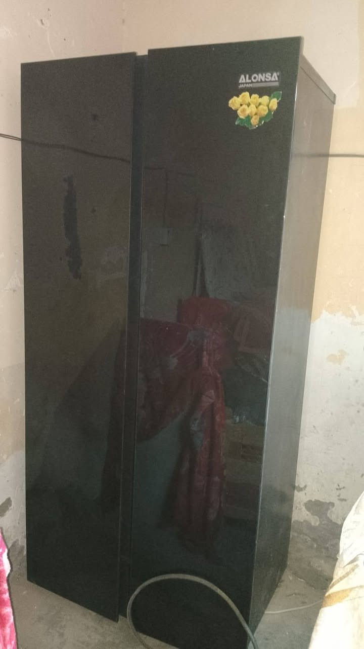 ثلاجه للبيع ماداخله تصليح ابد وسعر مناسب واتساب.. ***********
