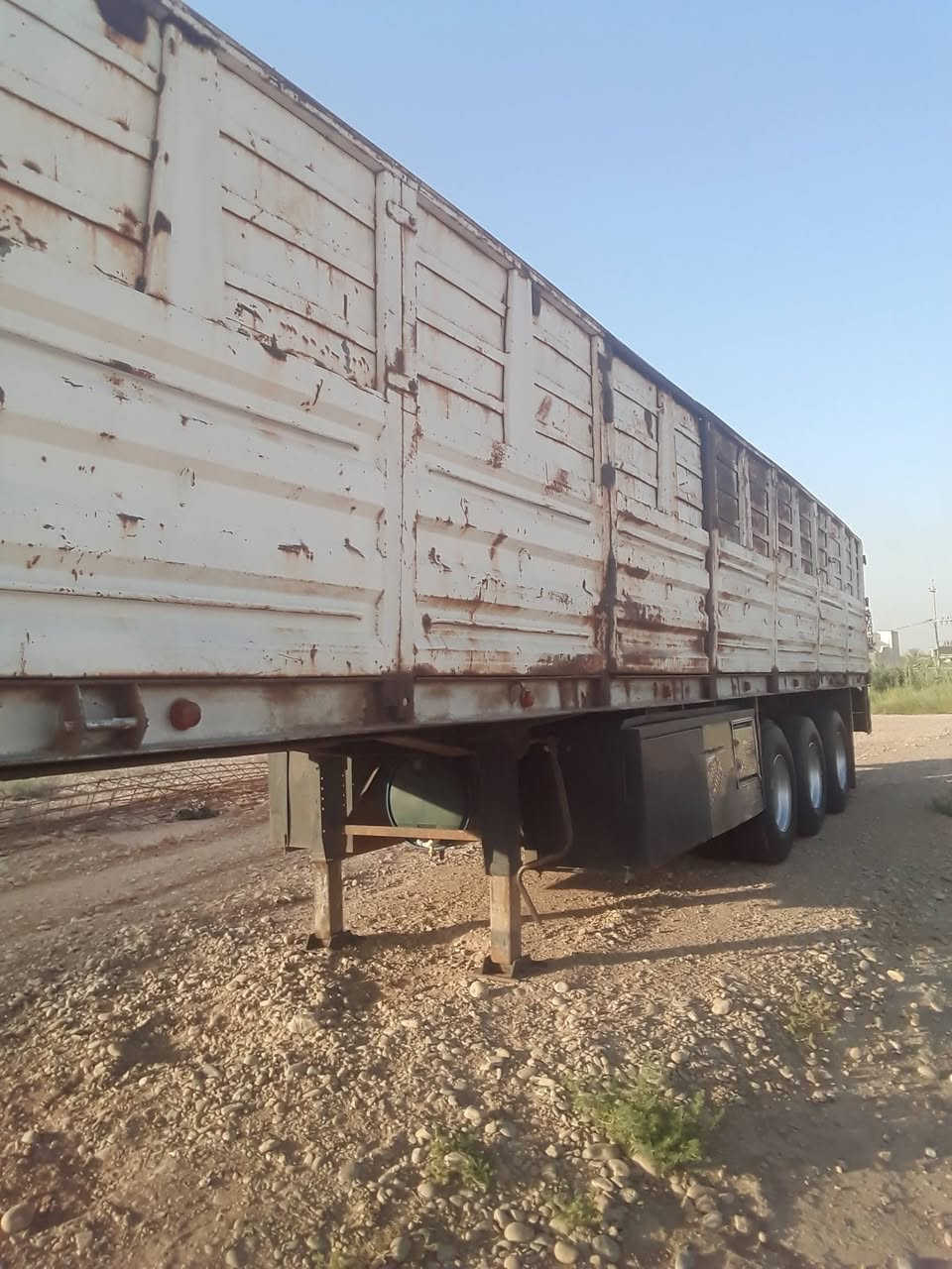 عربانه للبيع حداديه شاصي ١٤ ثلاثه محاور دناكير صيني جدد تغم تاير ناعم  طول ١٢ ونص الاتصال ***********واسط السعر ٩٠ وبيهه مجال
