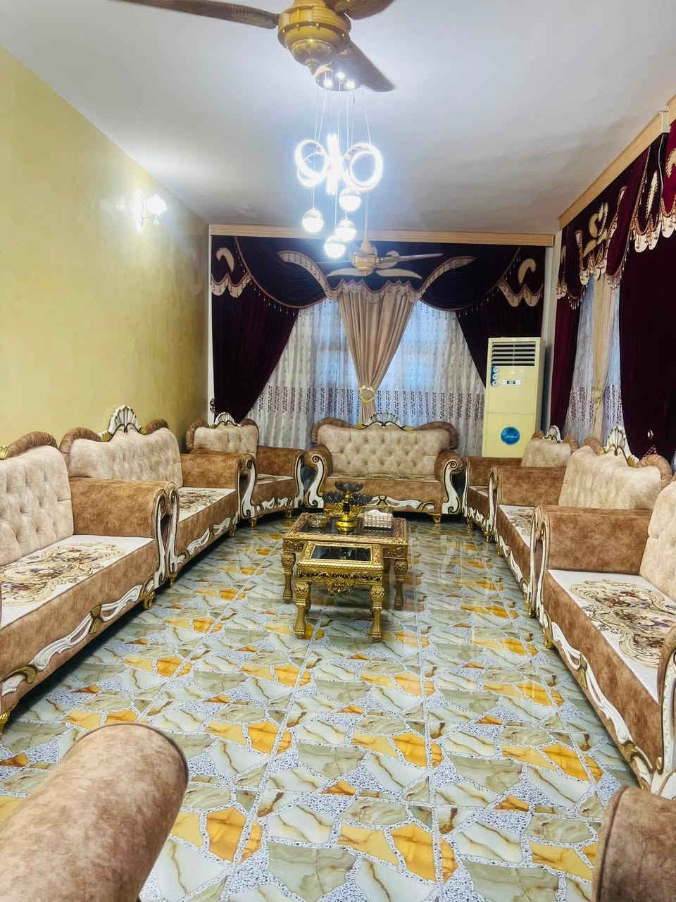 بيت للبيع في منطقة الزوية مساحة ٣٣٠متر يحتوي على غرفتين وصالة وحمام ومطبخ واستقبال وحديقة وكراج لاستفسار على رقم ***********
