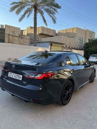 كامري SE • ٢٠٢٥ • فتحة سقف