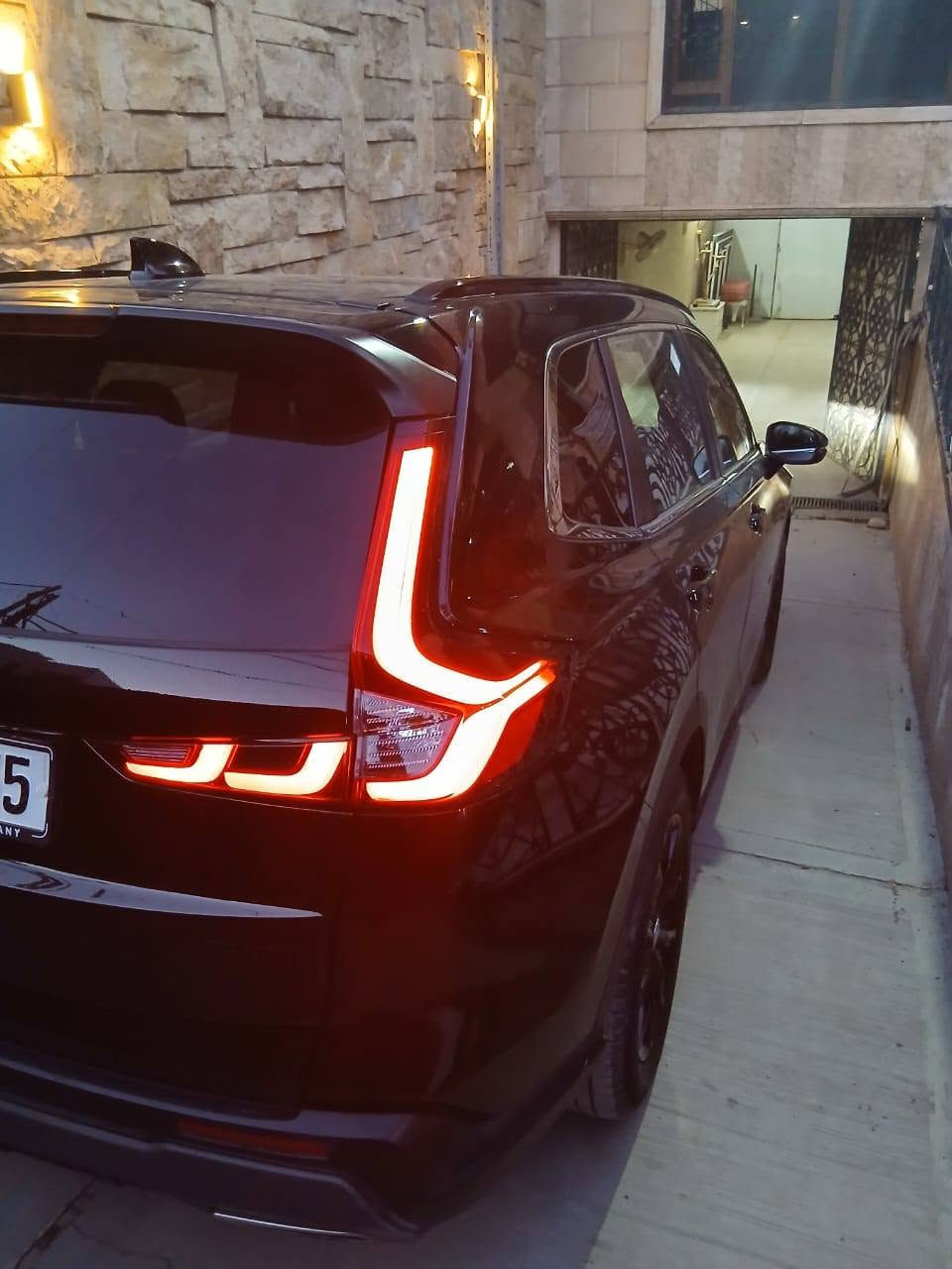 هوندا CR-V sport موديل 2024..ماشية 50 الف كم كلين بدون صبغ حادثها بالدعامية جه بصف السايق..السعر..225$ نهائي..***********..
