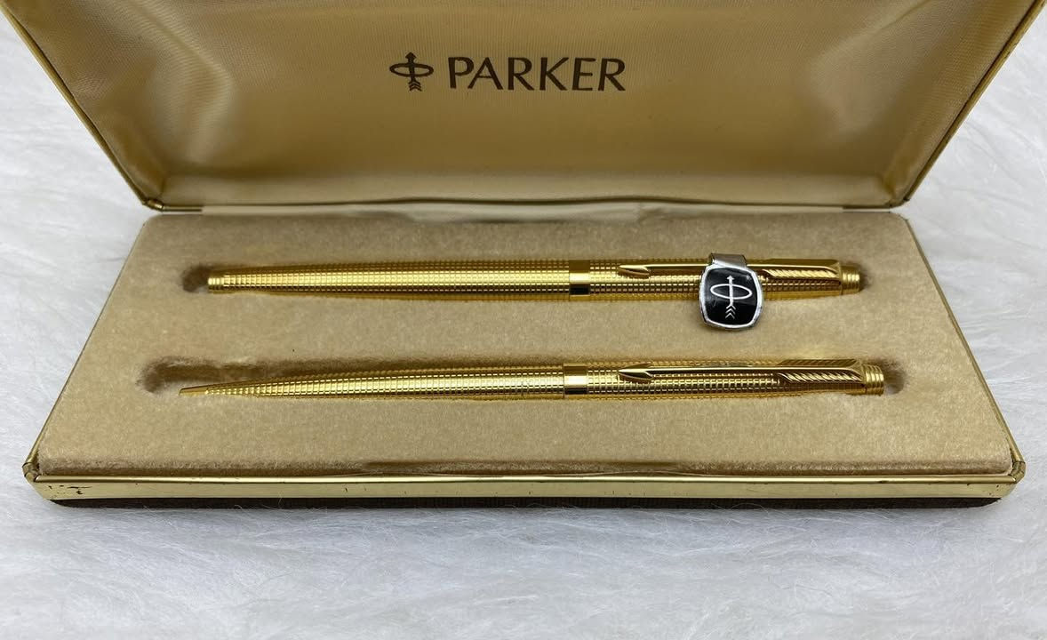 PARKER(75)
سيت باركر ٧٥
حبر و جاف
 امريكي المنشأ اصلي 
طلاء ذهب ثابت 
ريشة (سلاية) ذهب عيار 14k
نقشة مميزة ونادرة 
جديد غير مستخدم 
انتاج سنة الثمانينات 
مع العلبة الاصلية و الكرنتي
للاستفسار المراسله على الواتساب او الاتصال بالرقم  *********** 
يوجد خدمة توصيل داخل بغداد و محافظات #بغداد #محافظات
