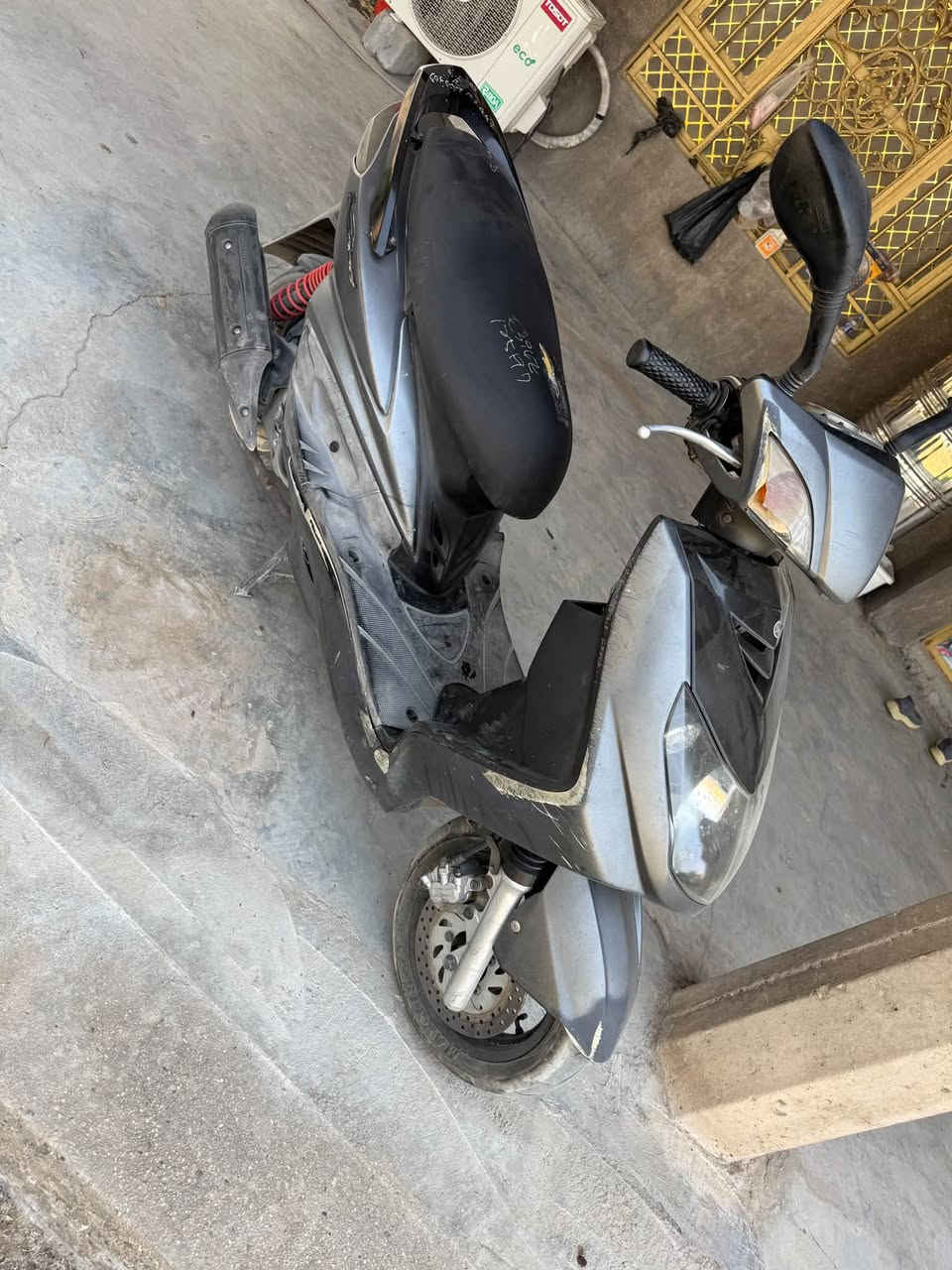 سكنس فحل رمبه مفتوح بيها برغي واحد فقط قبق الكلجات غيرها برغي ممفتوح الله شاهد تجي وتشوفها بعينك صار 3اشهر لمن اخذتها على حطتها عارضها ب1300 
بيها منفيس يعني بس ينفتح الترقيم تترقم اخذتها علمود شغلي وطلعت من الشغل ف قررت ابيع 
مكان الدراجة لطيفيه
***********

