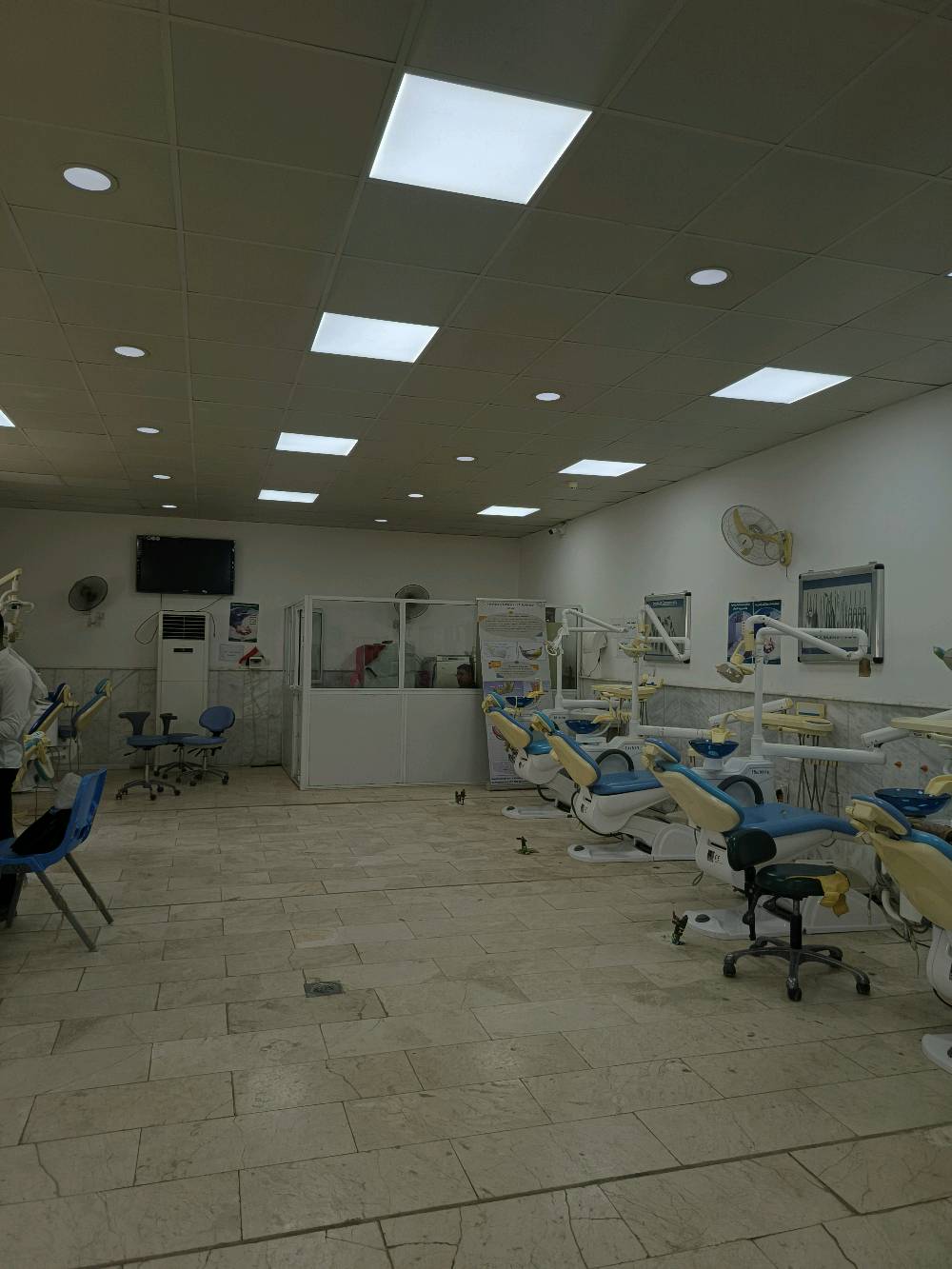 ابتسامتك صحية وعلاجك علينا مجاناً ! 🦷✨
أهلاً وسهلاً بكم جميعاً. أقدم لكم خدمات علاج وتجميل الأسنان مجاناً ضمن عيادات كلية طب الأسنان - جامعة الكوفة.
🌟 الخدمات المتاحة:
 * حشوات ضوئية وتجميلية لعلاج التسوس وإعادة جمال السن.
 * تنظيف وتلميع الأسنان وإزالة الجير والترسبات.
 * قلع الأسنان (بما في ذلك قلع الجذور).
 * علاج وطقم الأسنان (الجزئي).
🛡️ لماذا تجري العلاج عندنا؟

 * أمان وعناية فائقة: المعاينة والعلاج يتمان تحت إشراف مباشر ونخبة من الأطباء والاستشاريين المتخصصين لضمان أعلى جودة سلامة ورعاية.
 * أجهزة حديثة وتعقيم كامل: نلتزم بأعلى معايير التعقيم والنظافة للحفاظ على سلامتكم.

📞 للحجز والاستفسار:
يرجى التواصل عبر الواتساب على الرقم التالي:
👉 ***********
الدكتور: علي كرار عبد الزهرة
(طالب طب أسنان - المرحلة الرابعة / جامعة الكوفة)
📍 المكان: عيادات كلية طب الأسنان - جامعة الكوفة
✨ ننتظركم ونسعد بخدمتكم ورعايتكم!