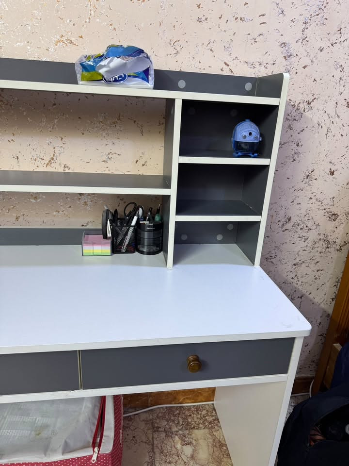 ميز للبيع
سلام عليكم 
ميز خشب mdf للدراسه نظيف وما بيه اي كسر
بيه رفوف ومجرات هايدروليك 
نظام الشد ماله ايكيا
طول ١٠٠ عمق ٥٠ ارتفاع ٧٥
مكاني حي الجامعه شارع ٦٦
سعره ٦٥ وبيه مجال
تواصل واتساب ***********
