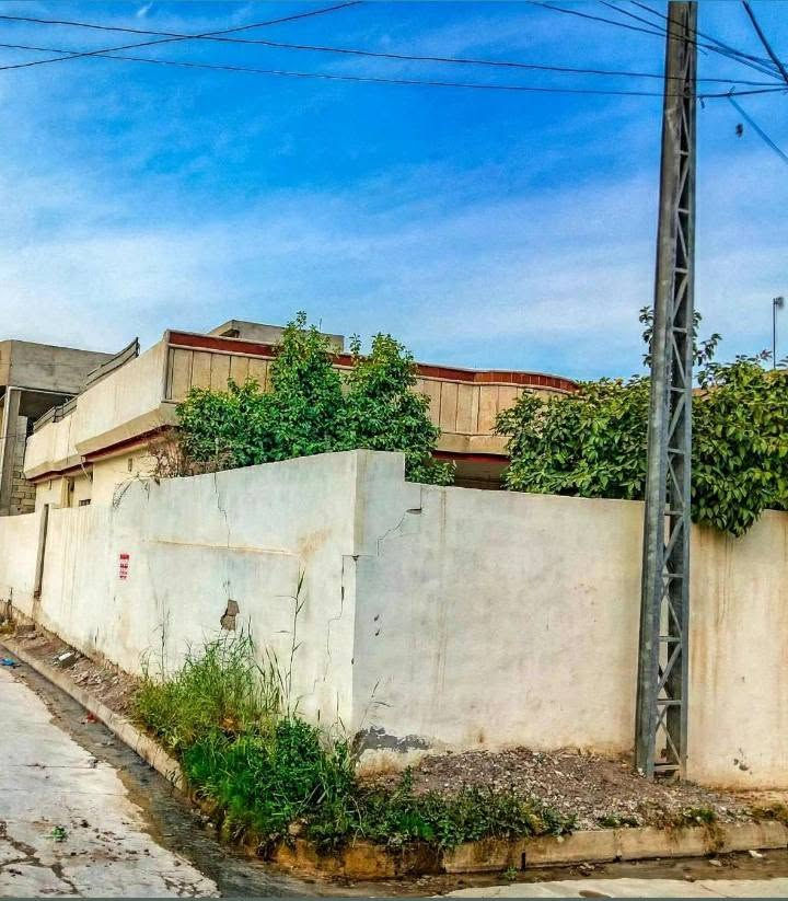 🟥بيت للبيع 300 م ركن
المنطقه 39  حي الزوراء
مقابيل الملعب بشارع 60
 البيت طابق
يحتوي على استقبال وهولين
وغرفتين واحدى الغرف سويت
ومطبخ وصحيات 
البيت نضيف وجاهز للسكن
للاستفسار الاتصال على الارقام☎️
***********
***********
