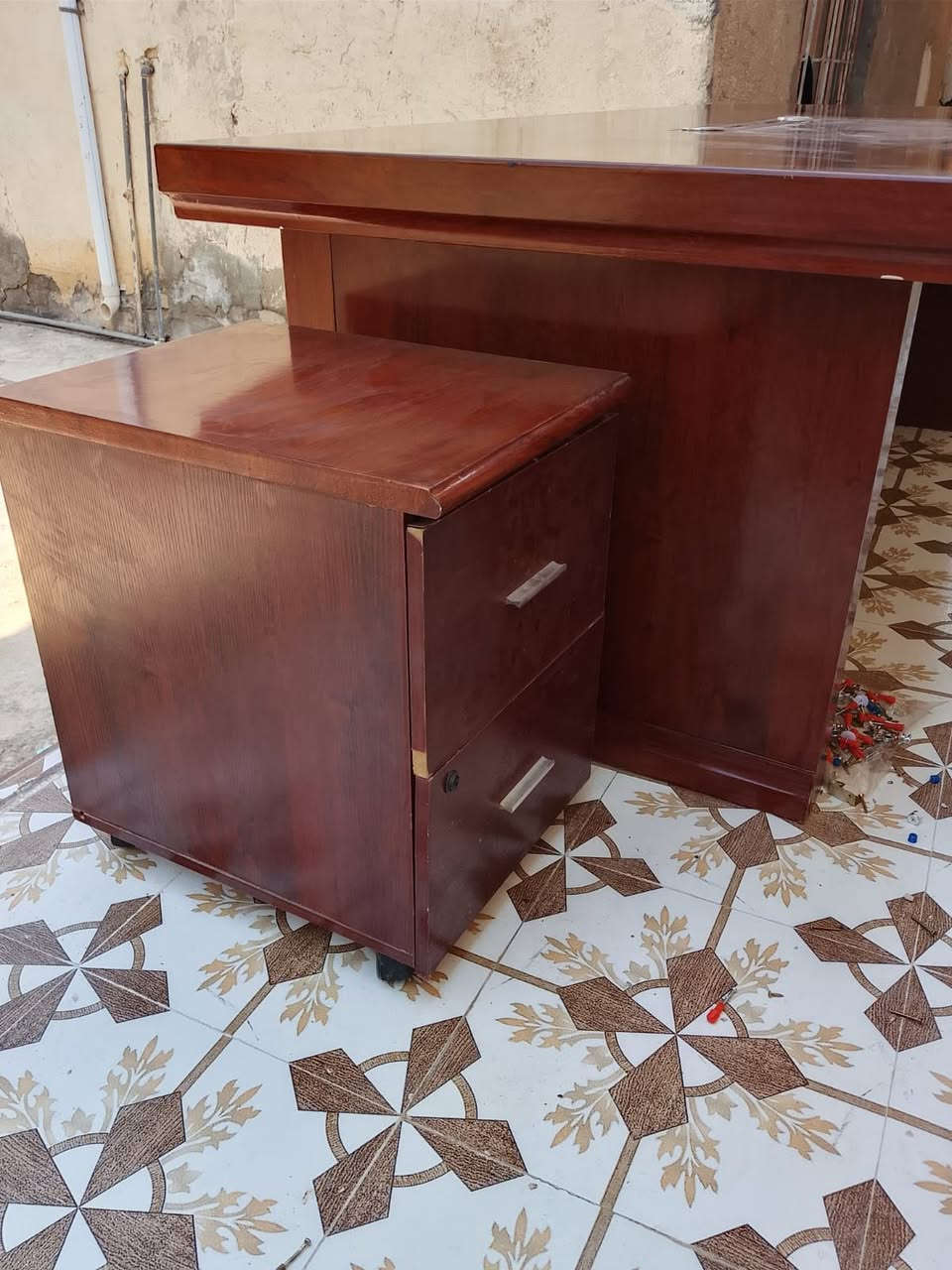 ميز مكتبي تركي ثقيل حجم كبير مع ملحق مجرات نفس بل صور  سعر 75وبي مجال ***********
