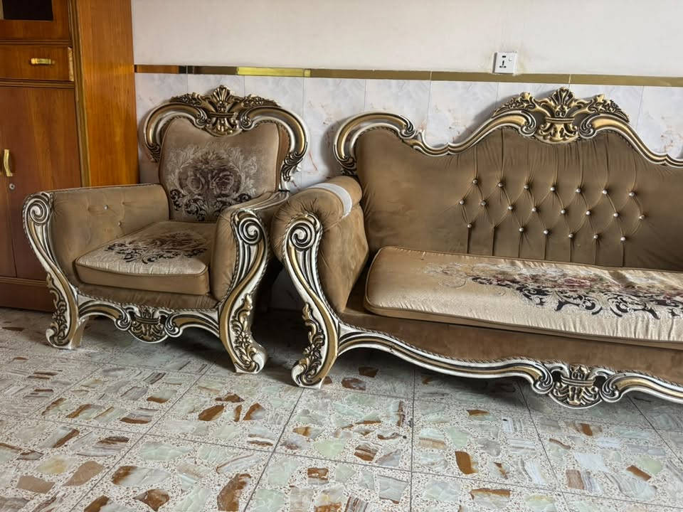 ١٠مقاعد • نظيف • يحتاج غسيل