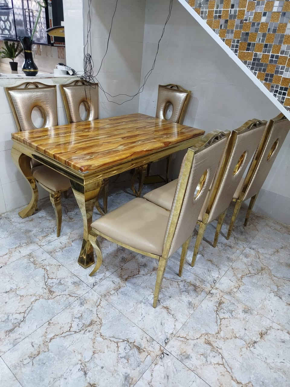 سلام عليكم ميز طعام ملكي  للبيع 6كراسي نضافه 100/100المكان كربلاء طريق بغداد يم مدينه سيد الأوصياء السعر 400وبي مجال قليل الاتصال على الرقم ***********

