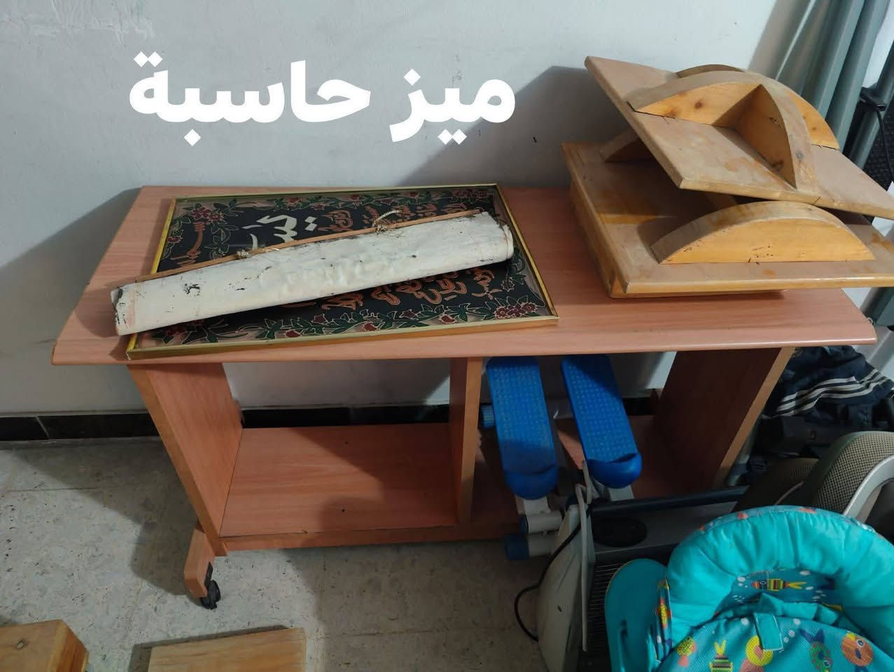 السلام عليكم
اغراض للبيع 
بغداد حي الجهاد قرية المكاسب 
***********

نص مكتوب في الصور:
- كراسي للبيع العدد 6 جلد لون ابيض
- ميز حاسبة
- سرير طفل ثابت مع دوشك
- قطع ارضية طبية