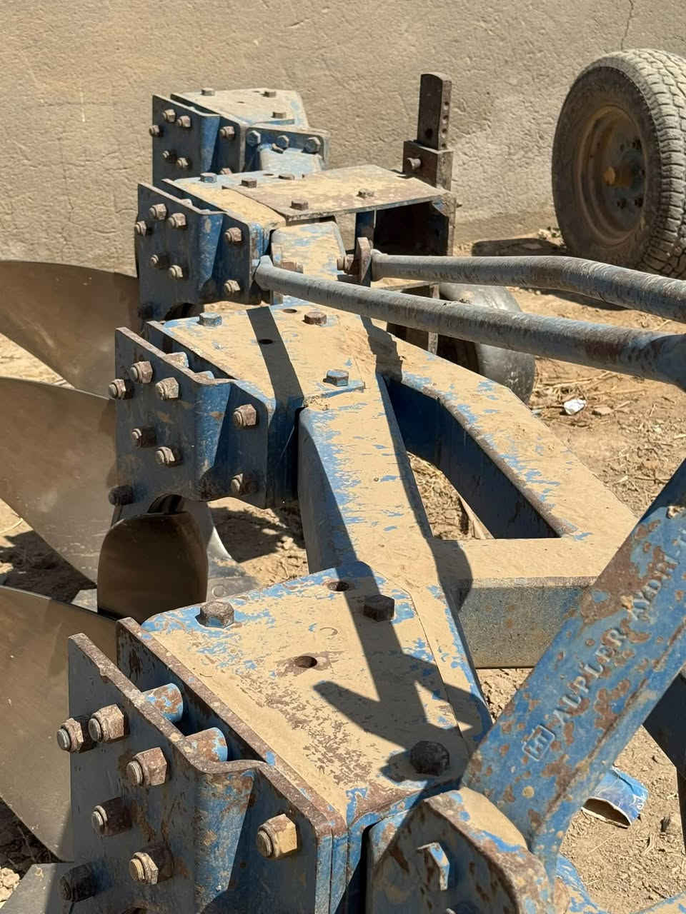 السلام عليكم
فدان رباعي ١٦ للبيع نضيف 
لاستفسار الاتصال على الرقم ***********
