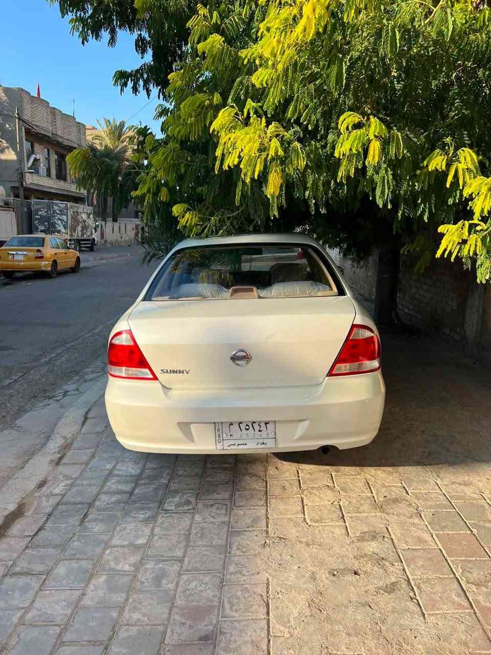 سلام عليكم اخوان سني مديل ٢٠١٢ استلام شركة بسمنه ماشيه ١٢٩ الف سيارة كفالة عامه من الضربه والتبديل  كله عله وضع شركة كير محرك صدر برغي ممفتوح بيه مكينه كير عله وضع شركة تبريد ويه سويج بيه مكانين بارد وتكحيل ودعامياته مصبوغه بسمي السنويه صاقطه من ٢٠ لان جانت مضومه السيارة احولك ثاني  مكاني بغداد جميلة ***********  السعر ١٠٠ وبيه مجال بصيط
