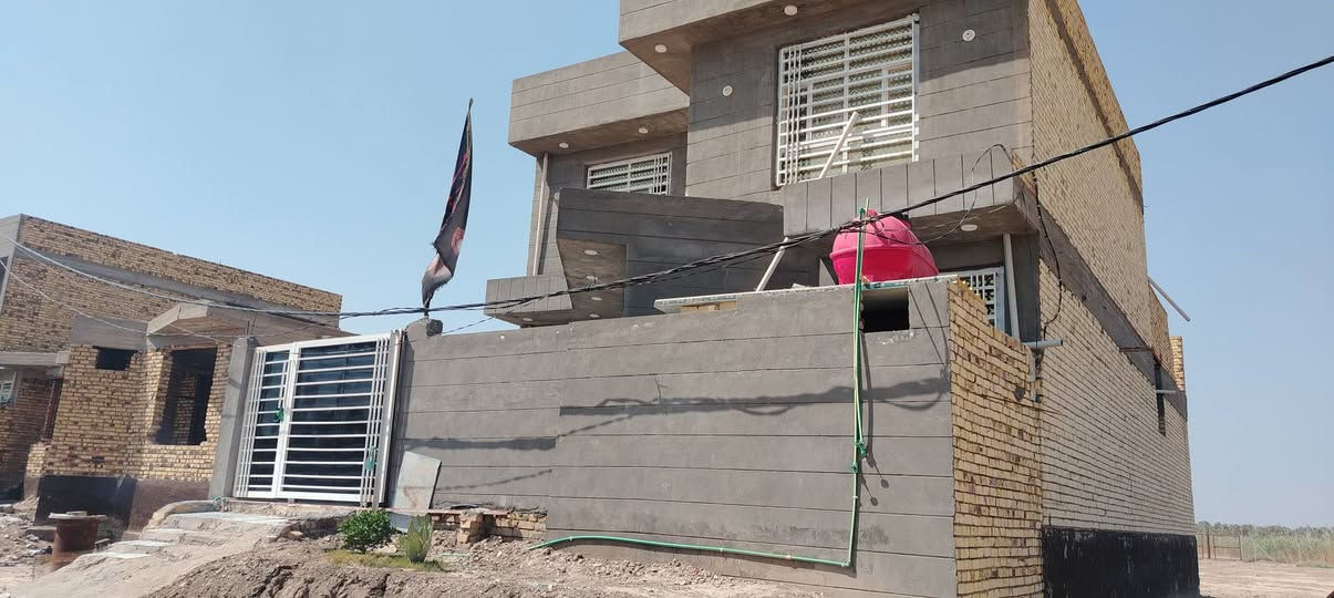 السلام عليكم ورحمة الله وبركاته

بيت مساحة ٢٠٠ متر طابقين كما موضح في الصورة

بناء سنة ٢٠٢٦

طابو زراعي سند ٢٥

بناء طابوك جمهوري

قريب عل الشارع

مكان وردية خارج شارع المشجر

للتواصل ***********
