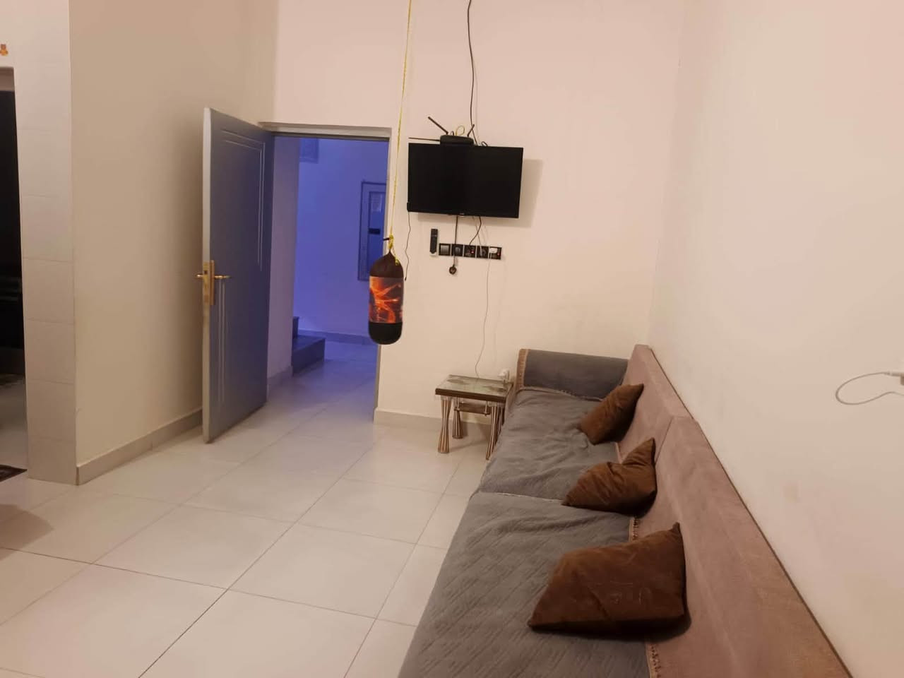 منزل + أثاث ومحتويات المنزل : للبيع 🚨🚨
منزل سكني جاهز للسكن مع كامل الأثاث والمحتويات

📍 الموقع: الناصرية – حي الجوادين – الإسكان الصناعي – النزلة الأولى.

المواصفات ❗️:

* مساحة الأرض: 300 م².
* مساحة البناء: 170 م².
* واجهة: 12 متر.
* شارع: 10 متر.

التقسيم الداخلي:

* غرفتين نوم.
* صالة استقبال وجلسة .
* مطبخ بارد +مطبخ حار حديث بتصميم عصري.
* حمام داخلي وخارجي 
* حديقة كبيرة خارجية+ كراج سيارة 

* بناء بالطابوق.
* أرضيات بورسلان وسيراميك.
* أسقف ثانوية مع إنارة حديثة.
* شبابيك وأبواب ذات جودة ممتازة.

يشمل البيع جميع المحتويات:

* غرفة نوم كاملة.
* أثاث الصالة.
* مجالس ومفروشات.
* ميز طعام.
* ستائر.
* مطبخ كامل مع الكاونتر.
* ثلاجة.
* طباخ.
* فرن.
* مايكرويف.
* غسالة.
* شاشة تلفزيون.
* براد ماء.
* فلتر ماء.
* سخان ماء.
* تانكي ماء.
* عدد (2) سبليت كنتوري 3 طن.
* عدد (1) سبليت جداري.
* مراوح وتجهيزات المنزل الأخرى.

البيت جاهز للسكن بالكامل ❗️❗️
ولا يحتاج أي مصاريف أو أعمال إضافية👍 

للأستفسار الأتصال على الرقم ( ‭***********‬ )
