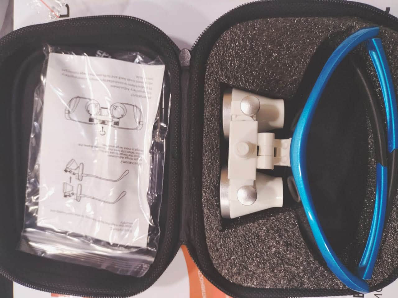 عدسات مكبرة طبية (Dental/Surgical Loupes) تُستخدم عادةً من قبل أطباء الأسنان أو الجراحين لرؤية تفاصيل دقيقة أثناء العمل.
