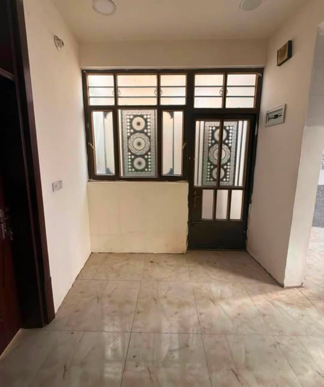 السلام عليكم
بيت للبيع 
المساحه 100 
يحتوي على كراج و حديقة 
مدخلين مطبخ و استقبال 
حولي صغير 
غرفتين نوم 
منور عدد 2
خدمات 
درج خارجي 
الموقع قرب جامع جعفر 
***********
