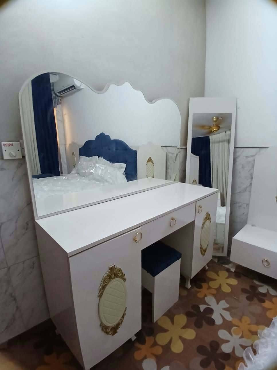 السلام عليكم مكلفه بالنشر 
عرفه تركي جديده السعر ثمنميه وخمسين وبيه مجال 
رقم صاحب الغرفة ***********

نص مكتوب في الصور:
- رسالة