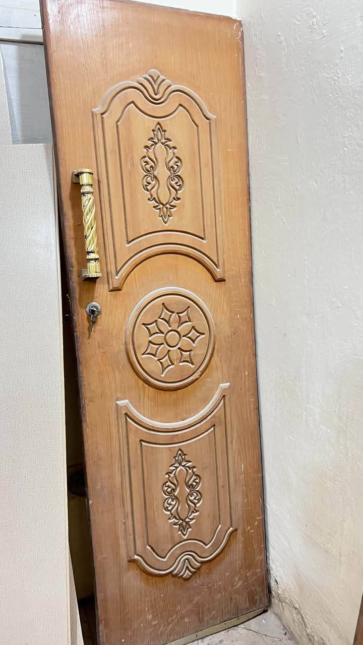السعر 110 الف و بي مجال للأستفسار ***********
باب خشب مع باب سيم للبيع مع الچرچوب 
الباب الصاج طلاگتين كل طلاگه قياس طولها مترين و عرضها 60 سم يعني قياس الباب طلاگتين صافي 120 عرض و طول مترين
قياس الباب السيم طول متر و 97 سم / و عرض متر البصرة, العراق
