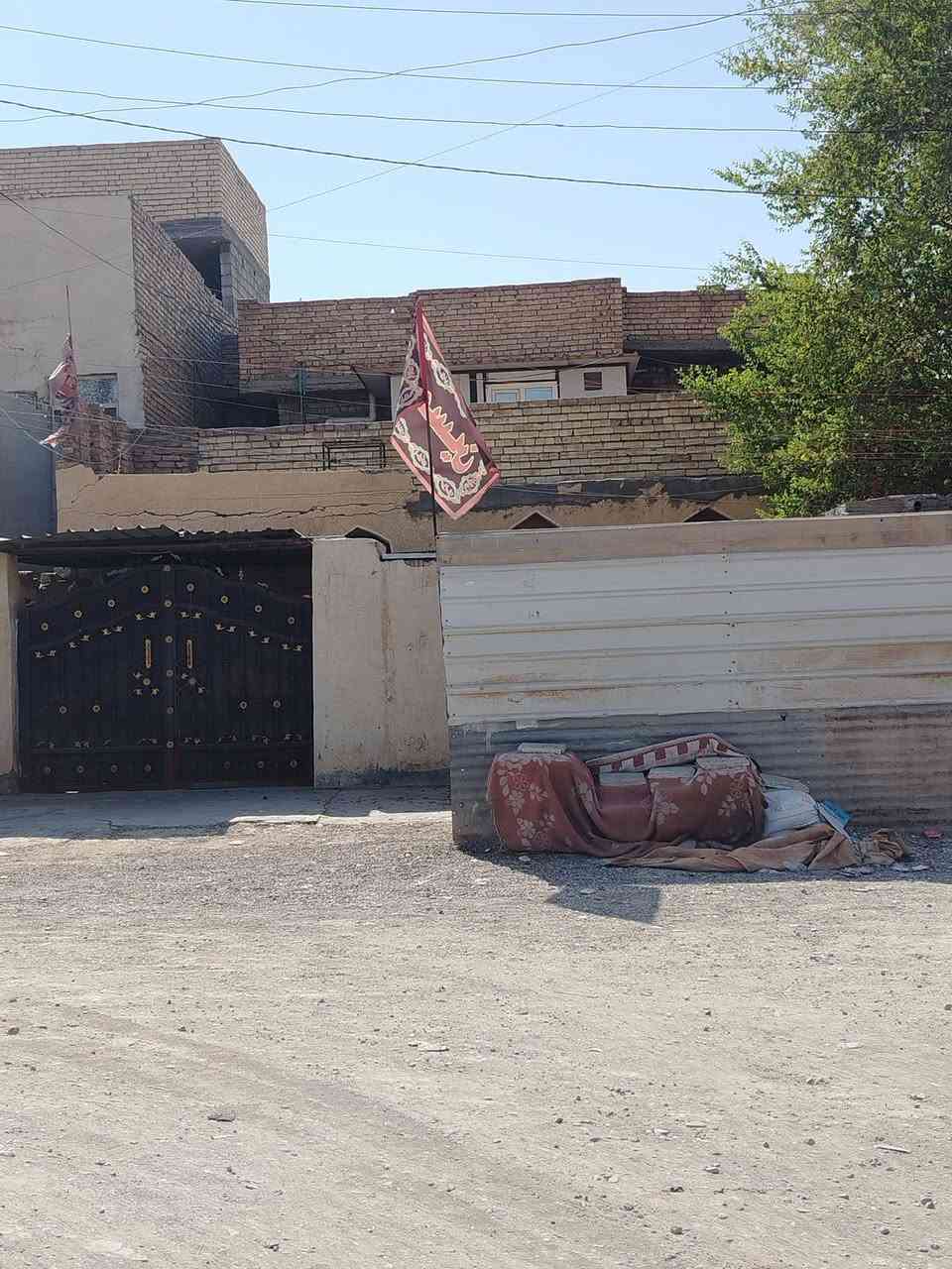 السلام عليكم بيت للبيع مساحه 200 م
 طابق ونص غرفتين فوك للبيع
منطقة سبع البور 4000 رقم الدار 3966
 بصف الركن على ساحه مو فرعي
خلف مدرسة سبع البور الابتدائيه ومدرسه الازهار
قريب على مصتوصف 4000
السعر :75 وبيه مجال 
للاستفسار: ***********
