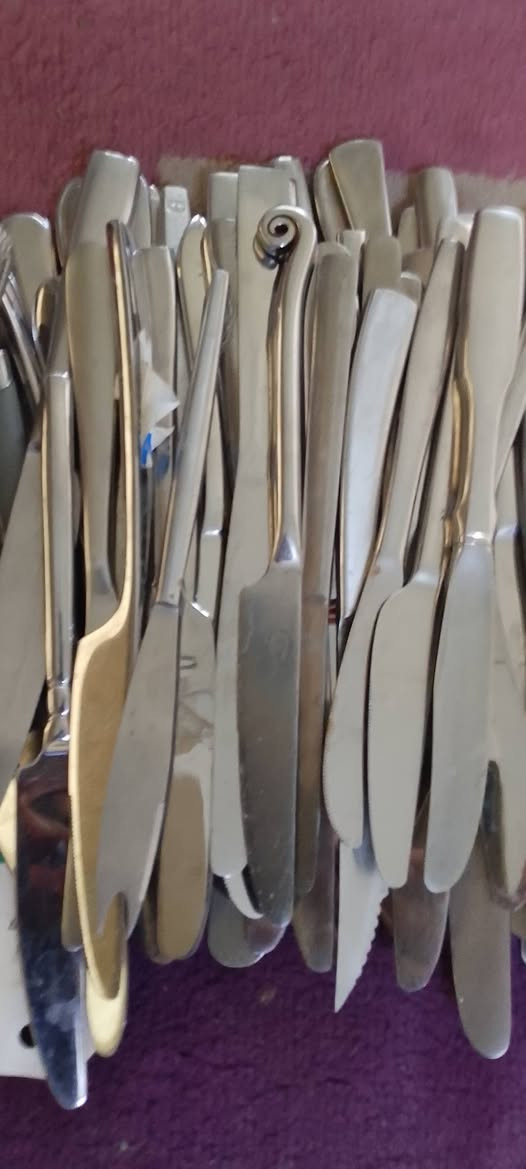 مجموعة سكاكين متنوعة الاشكال والاحجام كمية وزن 50 كيلو شلع كلهن سعر الكيلو 2000 فقط  بغداد الشعب ***********
