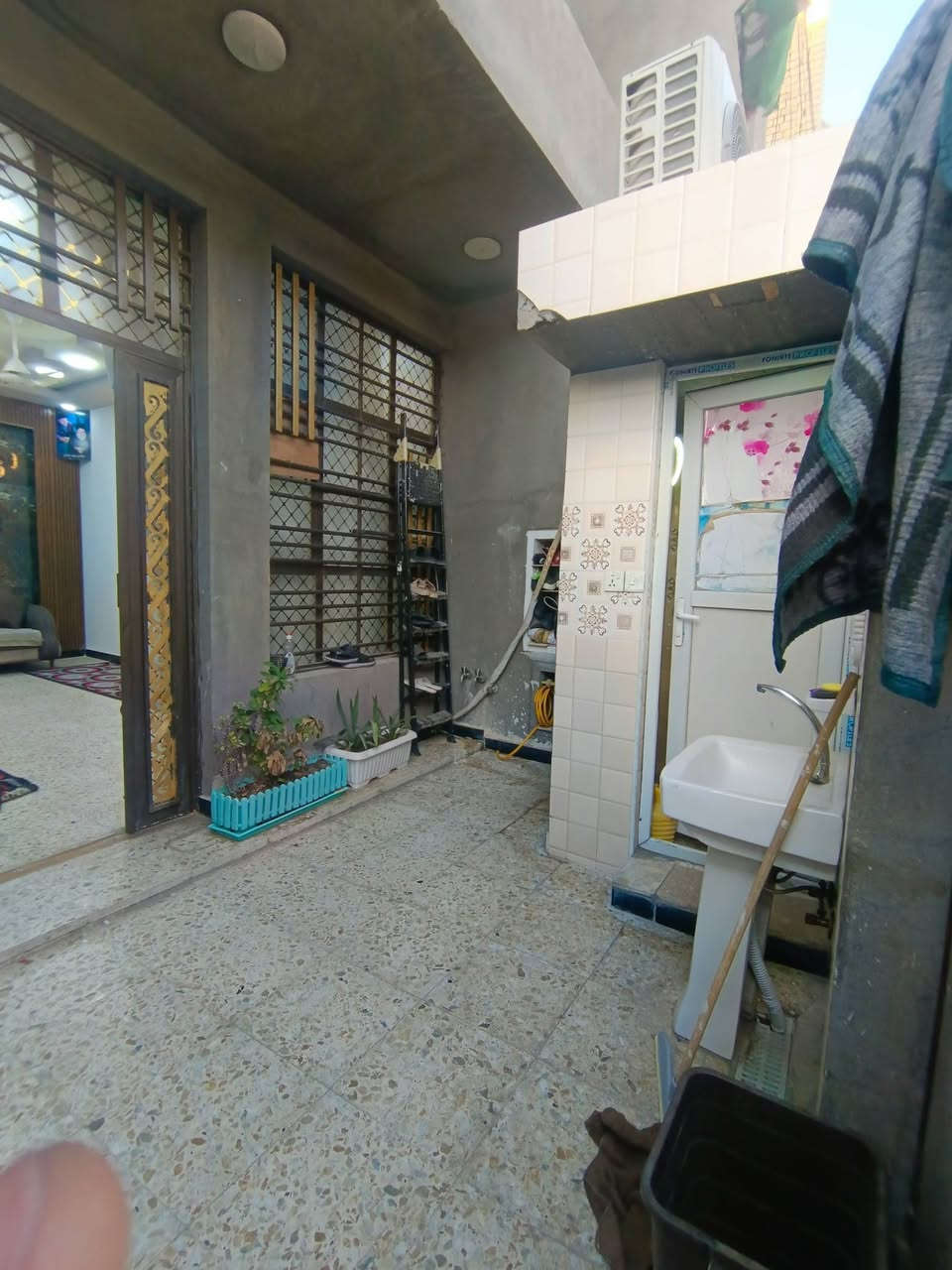 سلام عليكم توفر عندي بيت للبيع 120متر-- جبها 5 نزال--- 24--- بيت زراعي سند 25 سند وكاله موجودات على طابو الخلاني البيت بناء حديث كلش حلو بي 4غرف منطقة كامله كل خدمات مي مجاري كهرباء تبليط موقع لبيت البلديات الضباط خلف الصحفيين قرب مدرسة القوس منطقه حي الامير الاستفسار أكثر *********** رد واتساب ماسنجر سعر خاص حسن للعقار
