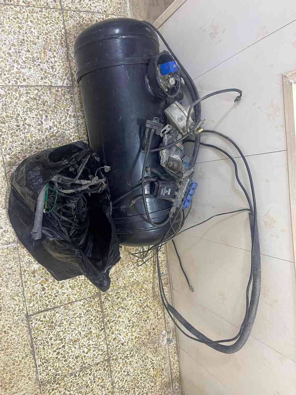 منظومه غاز للبيع اشتريت سياره وبيها منظومه فتحتها واريد ابيعها كلها جديده بس وايراتا اشويه تعبانه الخزان ٦٠ لتر قيم بيما يرضي الله وتعال اخذها ***********
