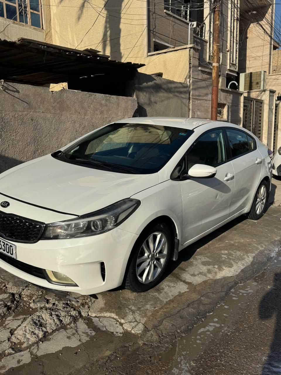 سلام عليكم
كيا فورتي موديل 2017
وارد امريكي 
حادث السياره جاملغ وبنيد صفحة السكن
السياره ماشية 90 الف
رقم بغداد الجديد باسمي
سيارة جاهزة وحلوه
السعر 104 وبيها مجال بسيط حك الجية
المكان بغداد الشعب 
***********
