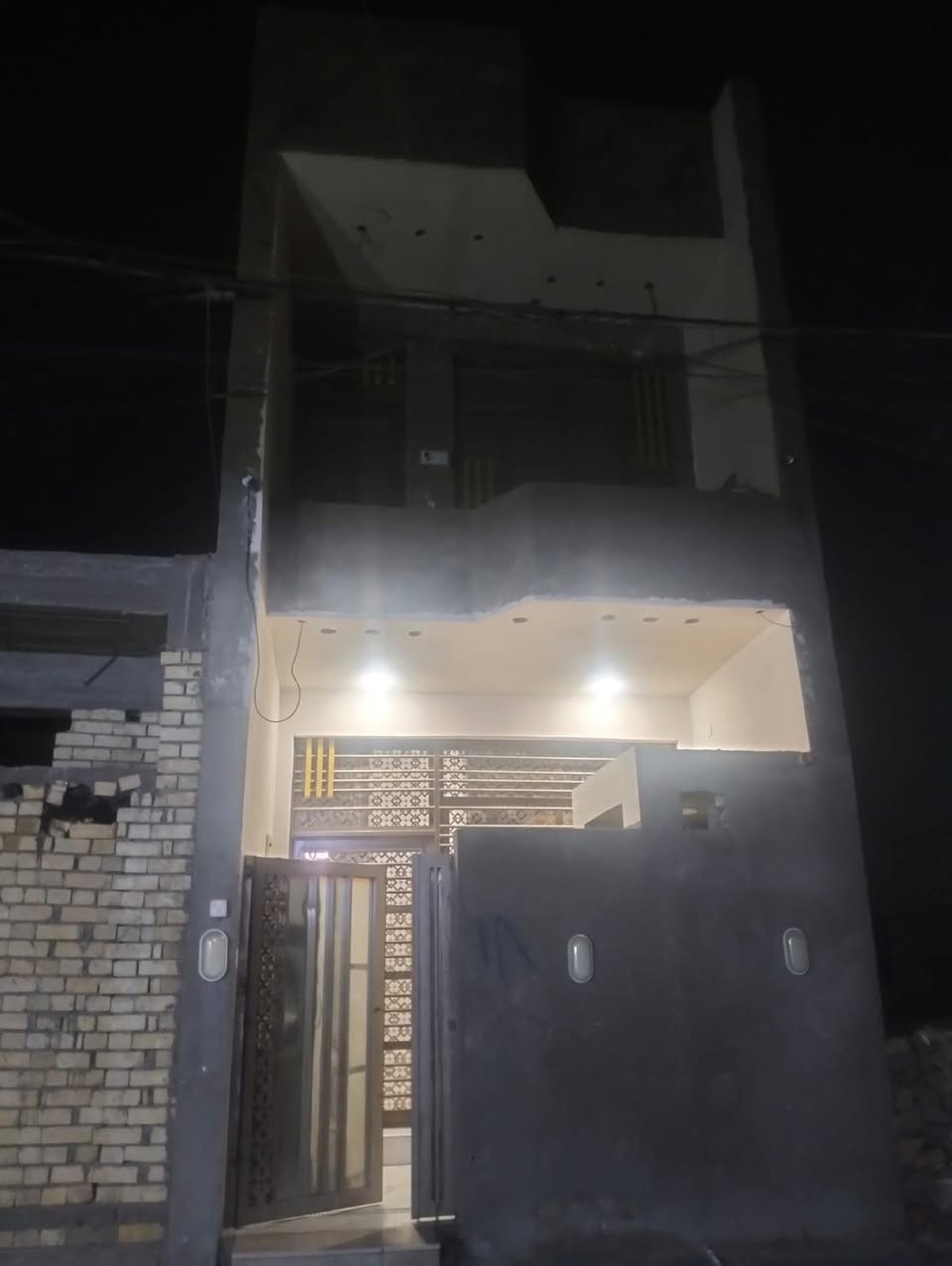 السلام عليكم
بيت للبيع 60متر طابقين سند زراعي 25 بناء حديث 
بشعله دوانم خلف محطه جيازنه 
***********  اتصال +واتساب
