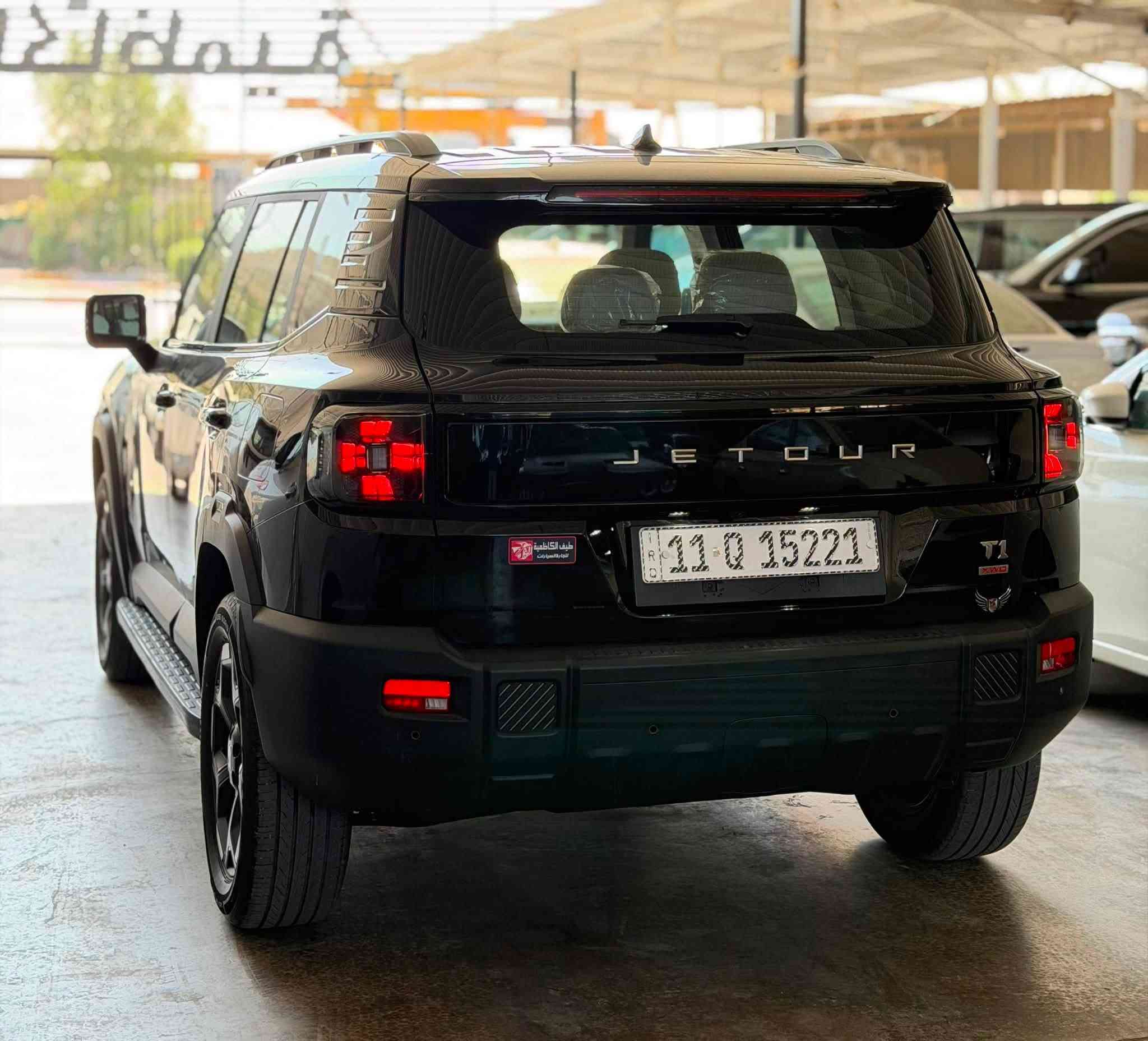 جیتور  2025       T1 LUXURY
فوووول اعلى فئه
المحرك: 4 سلندر تيربو 
المسافه المقطوعه / 29k  الاف
يوجد طخه بين البابين بسيطه كما موضح في الصورة 
ضمان  10 سنوات او 1,000,000 كم  من وكيلها شركه هارلم 

المواصفات
* إطارات قياس 20 إنچ
* فتحة سقف بانوراما
* 6  وسائد هوائية
* كاميرات محيطية 540 درجة
* شاشة التحكم  بقياس 15.6 إنچ
* شاشة القيادة بقياس 10.25 إنچ
* نظام أبل كاربلاي وأندرويد أوتو
* نظام أوامر وتحكم صوتي
* بلوتوث / هاتف السيارة
* نظام صوتي متطور 12 سماعة من Sony
* شاحن هاتف لاسلكي سريع
* رادار تفاعلي
* تحذير مغادرة المسار
* نظام القيادة شبه الذاتية
* نقطة عمياء
* حساسات أمامية
* حساسات خلفية
* نظام الفرامل اليدوية الاوتوماتيكي Autohold
* 7 أنظمة قيادة تشمل انظمة الطرق الوعرة
* مقصورة الركاب من الجلد الفاخر والكنتارا
* مقعد السائق والراكب كهربائية  ومبرده
* ذاكرة لحفظ وضعيات الجلوس للسائق والراكب
* مسند الذراع الوسطي مع ثلاجة
* إنارة محيطية
* إنارة ترحيبية
* المرايا الجانبية قابلة للطي كهربائياً
* مرايا بخاصية التعتيم الذاتي
* دخول ذكي (بصمة)
* تشغيل عن بعد
* مصابيح أمامية أوتوماتيكية زينون مع مصابيح نهارية LED
* التكيف التلقائي مع الضوء القريب والبعيد
* دوسات جانبية
* خاصية إغلاق الشبابيك وفتحة السقف عن بعد
* نظام تقليل الضجيج النشط
* نظام إيقاف وتشغيل المحرك التلقائي

السعر / 32,700 مليون 
 
الرقم / ***********
