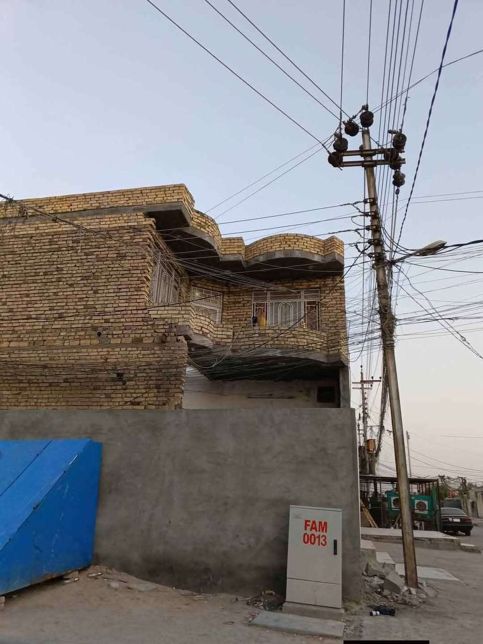‎بيت للبيع المساحة 100 ركن مربع 10×10 طابقين   
‎الطابق الاول معزول عن الطابق الثاني يعني بيتين كل بيت طابق وحده
الدرج داخلي يعني نكدر نخلي البيت طابقين مو معزول
‎العنوان: حي الزهراء خلف البانزين خانه مال الصناعية قرب مدرسة العهد الجديد 
‎
السعر 75 مليون ومطلوب اسكان 35 على المشتري
‎للاستفسار 
‎*********** واتساب
‎*********** اتصال
‎ عمارة, ميسان
