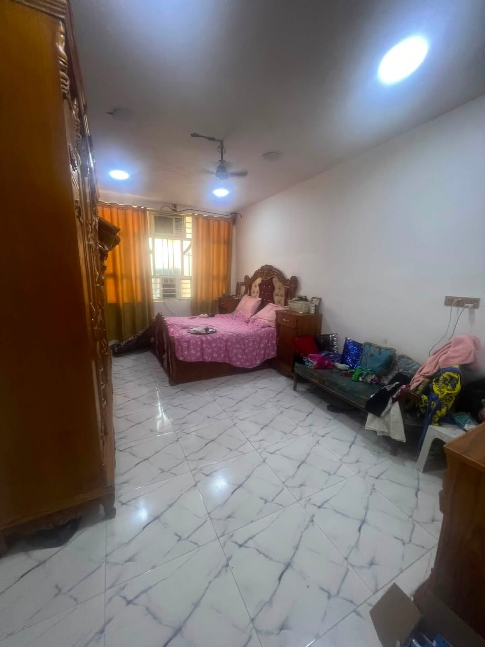 بيت سكني للبيع في بغداد – مدينة الصدر.
الموقع: مدينة الصدر، الكيارة (البيت داخل اول فرع في قطاع 68، بلوك رقم 1 خلف محطة تعبئة وقود قطاع 68 الحكومية).

المساحة الإجمالية: 144 متر مربع (الواجهة: 8 متر، النزال: 18 متر).

نوع السند: طابو ملك صرف (باسم مالك العقار مباشرة).

طبيعة وعمر البناء: بناء حديث جداً (سنة 2025)، الارضية رفت 50 سم البناء بالطابوق السقوف مسلح السطح كامل شتايجر، الستارة ملبوخة بالكامل من الداخل.

المواصفات والخدمات الفنية والتبريد:

الكهرباء: تأسيس بواري دفن، وتسليك وايرات سعودي (قياس 2.5 ملم و 6 ملم).

الماء والسباكة: بواري دفن على الطريقة الحديثة (نظام بطارية)، بواري الماء النازل قياس 2 إنج، تانكيات ماء عدد 2 (سعة كل تانكي 1000 لتر)، وكل حمام يحتوي على (شاور + بانيو + مغسلة + تواليت غربي).

نظام التبريد والسبالت: * الغرف الخلفية: تأسيس بواري دفن مخصصة للسبالت (يدخل منها أنابيب التبريد) مع تأسيس بواري فضلات المياه لتصريفها نحو المنور.

الغرف الأمامية بالطابق الثاني والاستقبال: مجهزة بنظام مكيفات (المكيفات موجودة ومتوفرة مع البيت).

اللبخ والإنهاءات: الحمامات مغلفة بالسيراميك بالكامل، باقي البيت لبخ إسمنت بالكامل (حتى السقوف) ومباشرة فوق الإسمنت بياض بورق.

ارضية البيت بالكامل بورسلين 60x60 سم

الدرج باية ومراية بورسلين محجر درج خشب

المناور: يحتوي البيت على مناور عدد 2 (بقياس 1.5 متر × 1 متر).

تفاصيل وتقسيم الطوابق والقياسات بالدقة:

الاستقبال: غُرفة استقبال كبيرة بقياس (6 متر × 3.60 متر).

المطبخ: بقياس (3 متر × 3.60 متر).

الصالة والدرج: صالة داخلية بالطابق الأول بقياس (4 متر × 5 متر) وبداخلها الدرج، والطابق الثاني يحتوي أيضاً على صالة بنفس القياس (4 متر × 5 متر).

غرف النوم (المجموع 6 غرف):

عدد 4 غرف نوم بقياس (3.60 متر × 5 متر).

عدد 2 غرف نوم بقياس (6 متر × 3.60 متر).

الحمامات (المجموع 3 حمامات):

حمامات داخلية عدد 2 بقياس (3 متر × 2 متر).

حمام وتواليت خارجي مشترك عدد 1 بقياس (2 متر × 1 متر).

السطح والبيتونة: بيتونة كبيرة بقياس (8 متر × 4 متر) قاصمة البيت إلى سطحين.

الملحقات الخارجية: كراج سيارة كبير بقياس دقيق (5.75 متر × 3.60 متر).

السعر الإجمالي: 275 مليون دينار عراقي
رقم التواصل: ***********.
