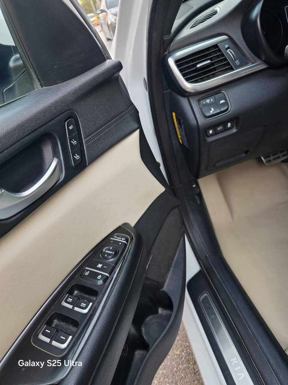 السلام عليكم
كيا اوبتيما ٢٠١٦ أمريكي تيربو محرك 2400 بنوراما 
SXL  VIP 
أعلى فئة 
اللون ابيض صدفي
بصمة تشغيل وبصمة أبواب 
دواخل جلد بيجي اصل تدفئة تبريد 
مقاعد كهربائي 
استيرن حرف D + تدفئة +كامل تحكم +شفتات
اربع كامرات عل مدار السياره 
حساسات خلفية وجانبية ورادارت أمامية 
يدات الأبواب نيكل 
ويل كب كروم 
اكزوزين رياضي 
مري ترحيب وقلاب 
سايد بريك دكمة 
شاشة كبيرة 
بك لايت والا ضائة الداخلية كله لد 
بردات خلفية 
ثلاثة انظمة قياده 
فتح ال صندوق عند الاقتراب 
السيارة مكفولة ولا قطعة تبديل بيه كل السيارة عل وضع الشركة 
السياره تقرير للدوسة اسم تقرير فقط 
السعر ١٥٥وبيه مجال 
للاستفسار *********** بيه واتساب رقم السياره ومكان السيارة ناصرية مركز 
السياره هواي بيه مواصفات بعد
