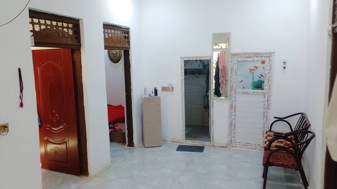 العقار للبيع مساحه 100متر مربع ركن على شارعين بحي الامين الثانيه بنزله الساده الفؤادين يحتوي على غرف نوم عدد 2 + استقبال+صاله+مطبخ+صحيات خارجه+صحيات داخليه+كراج+ غرفه فوك مخزن بناء طابوك وبلوك والسقف عكاده (السعر 75 مليون وبي مجال بسيط
***********
