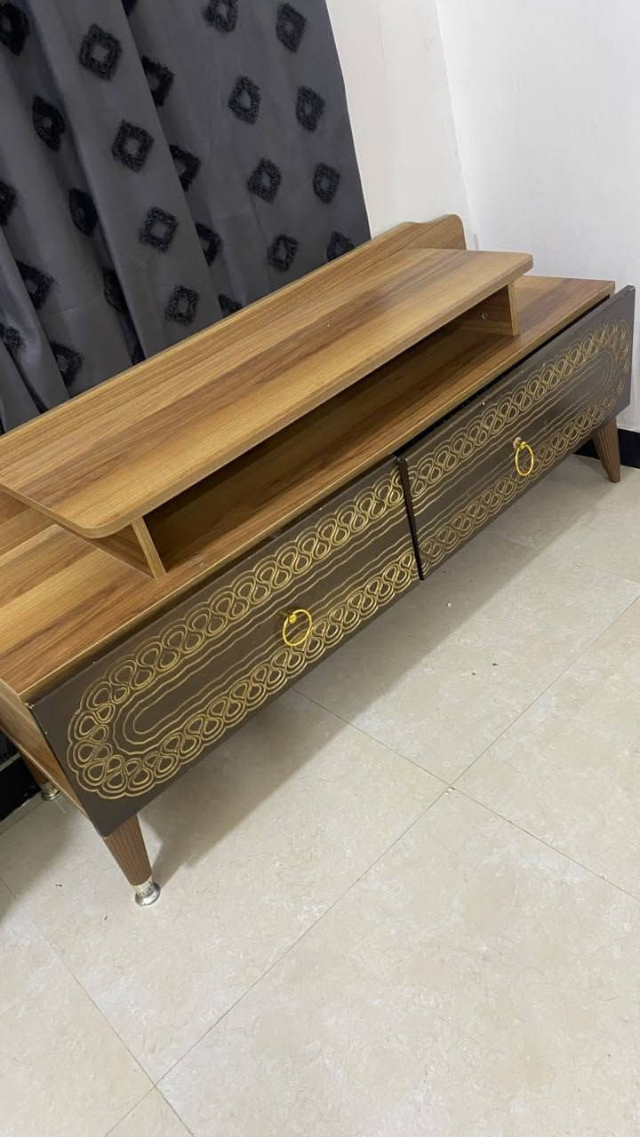 السلام عليكم غراض للبيع ميز بلازمه وبنكات عدد 3 وساعة وصور للبيع شراي يتصل على رقم ***********
