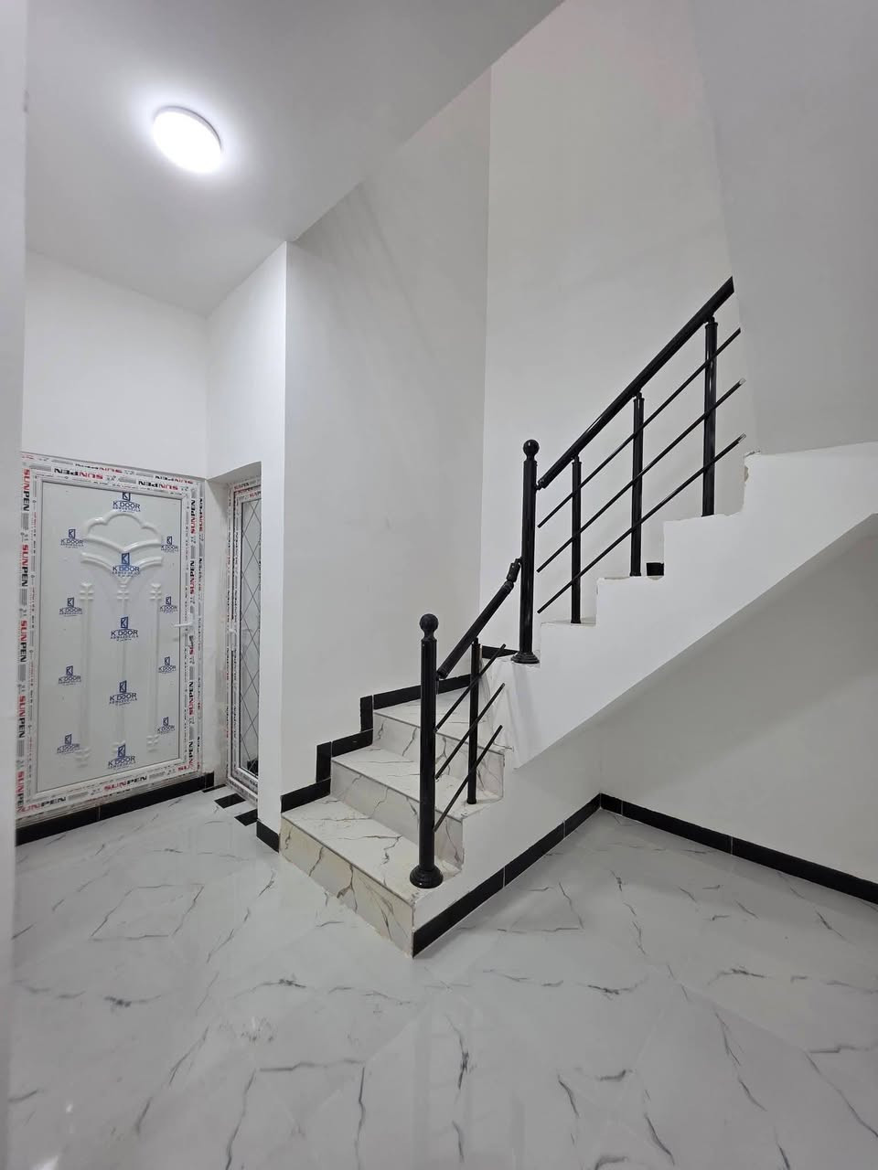 السلام عليكم ....🖤
▪️دار ركن 🏡 للبيع طابقين /  الديوم - المربع الثاني قرب المستوصف والمدارس وجامع القهار وبصف شارع 30  البيت فوووول تصميم حديث 
▪️مساحـــة الـــدار 100 متر الواجهه 10 متر 💯
▪️3 غـــرف نـــوم + 3 مـــجاميع صــحية
▪️اســتقبال + مطــبخ 
- واجهه الدار👇 سحب ملكي + السطح شتايگر + الصحيات نظام دفن + الابواب قاصة + المغاسل تعليگ + الابواب الداخلية تركي درجة اولى + گراج سيارة + بورسلين دبل لمعه + الشبابيك المنيوم
سعر الدار 88مليون
▪️للأستفسار: *********** مكتب الامين الديوم شارع 60
