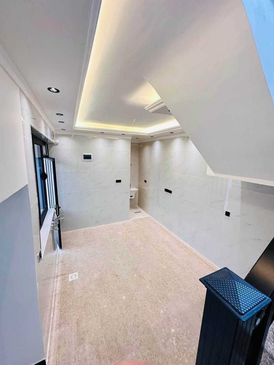 🏠 للبيع مشتمل ركن – منطقة البنوك

📍 الموقع: البنوك / مربع التربية
📐 المساحة: 43م سند، واقع حال 50م
📏 الواجهة: 10م
↔️ النزال: 5م
🏗️ البناء: حديث – درجة أولى

🔹 الطابق الأرضي:
• مدخلين للبيت
• مدخل استقبال منفصل
• مدخل للمطبخ
• مطبخ حار
• حمام كبير

🔹 الطابق الأول  2 نوم

📞 للتواصل: ***********
