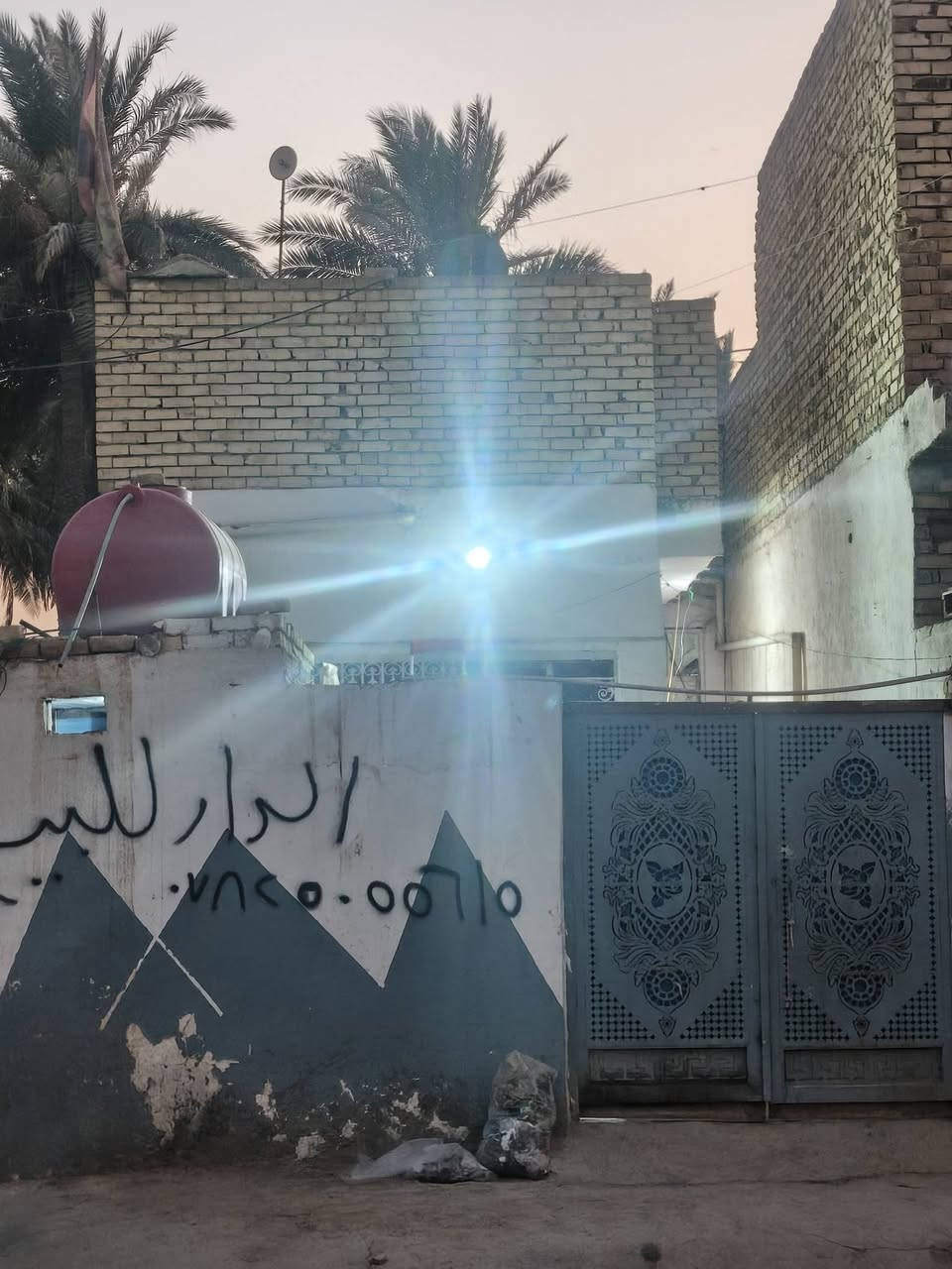 السلام عليكم دار للبيع قرب المصلخ طابو زراعي ٢٥  المساحه ١٠٠م يتكون استقبال ٦×٤صاله وغرفه نوم ومطبخ صغير بيت كامل للاستفسار ***********
