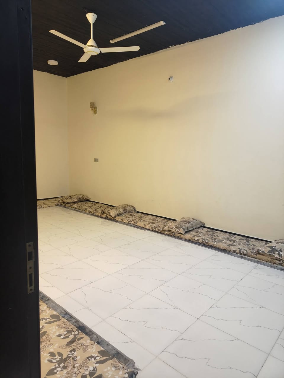 بيت للبيع ملك طابو صرف مساحه 150متر
في منطقة الاسود الكبير قرب روظه الرزان للاستفسار 
الاتصال بالرقم ***********
متكون من ثلاث غرف ومطبخ حار وبارد وصاله كبيرة وحمامين داخلي وحمام خارجي بناء 2025 وحديقة بسيطه
