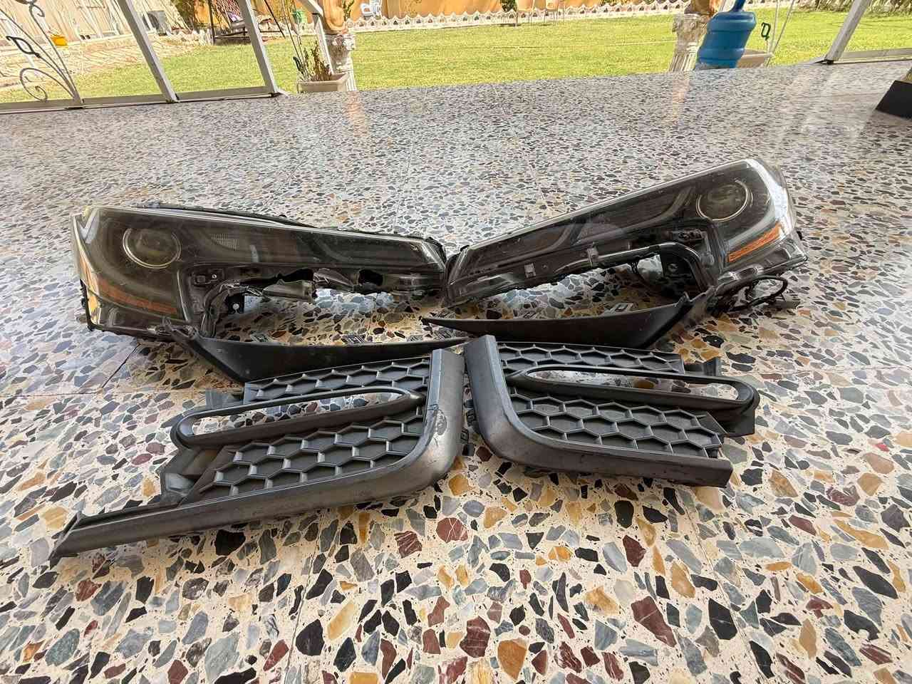 لايتات واحد بلادي واحد تجاري شادلهن منظومه زينون زرع بلادي 
ترايش  ثنين وقاعده بلوجكترات اصليات بلادي  واحد من الايت مكسوره جامته  فقط يتبدل جامه رايدهن كلهن 250 وتعرفون لايت الاصلي بيش والمنظومه الزرع بيش ابيع شلع كل ذني 250 الف 
***********
