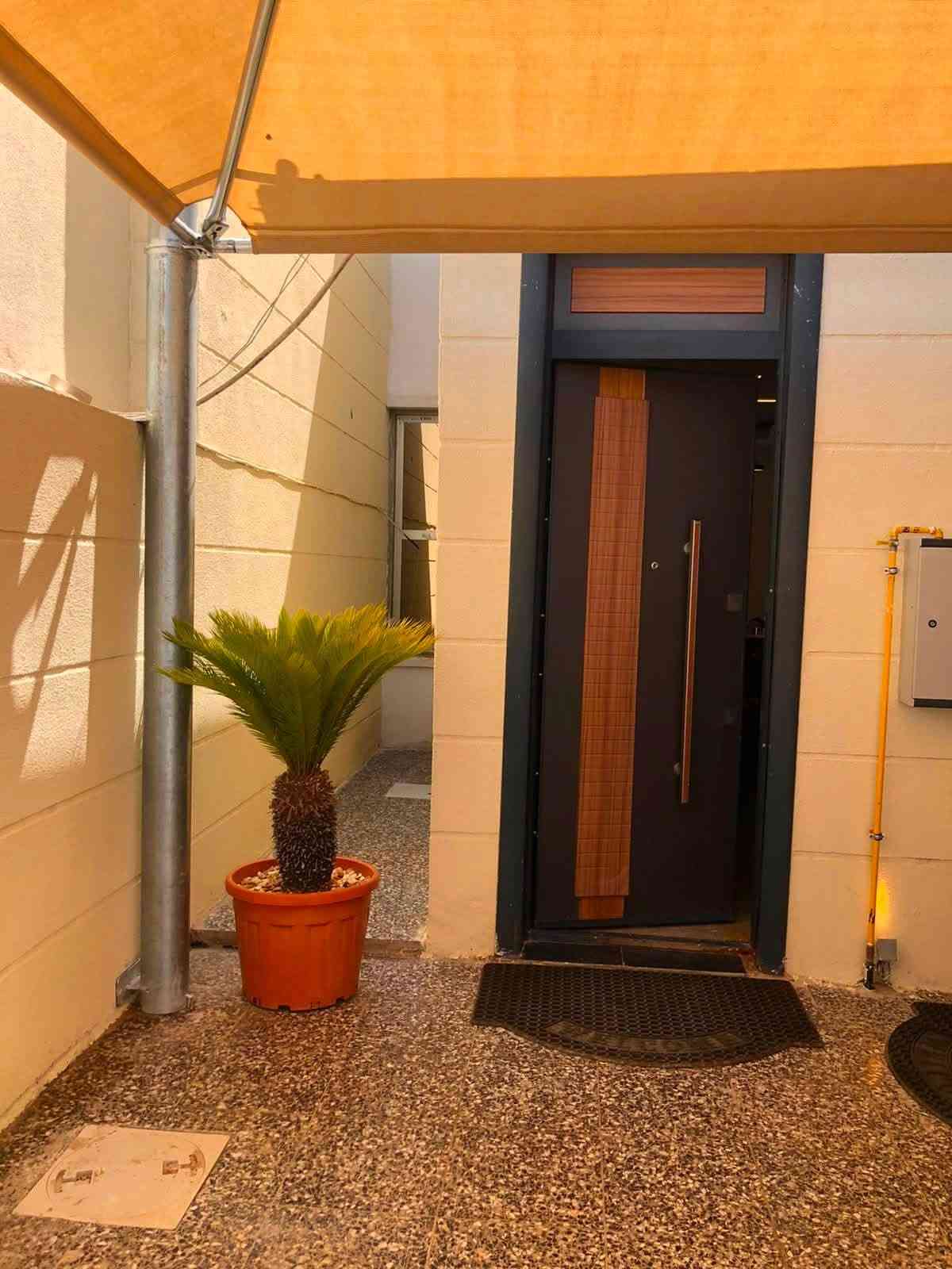 السلام عليكم ورحمة الله وبركاته
منزل 🏠 ٢٠٠ متر , طابق ونصف 
يحتوي على ٣ غرف نوم 
وصاله استقبال صحيات
حديقة وكراج سياره 
جاهز للسكن استلام مباشر 
مدينة جوهرة بغداد 
مجمعات حوراء بغداد السكنية 
الدورة الزنبرانية على سريع الدورة يوسفية الجديد 
الاتصال على الرقم 
***********
