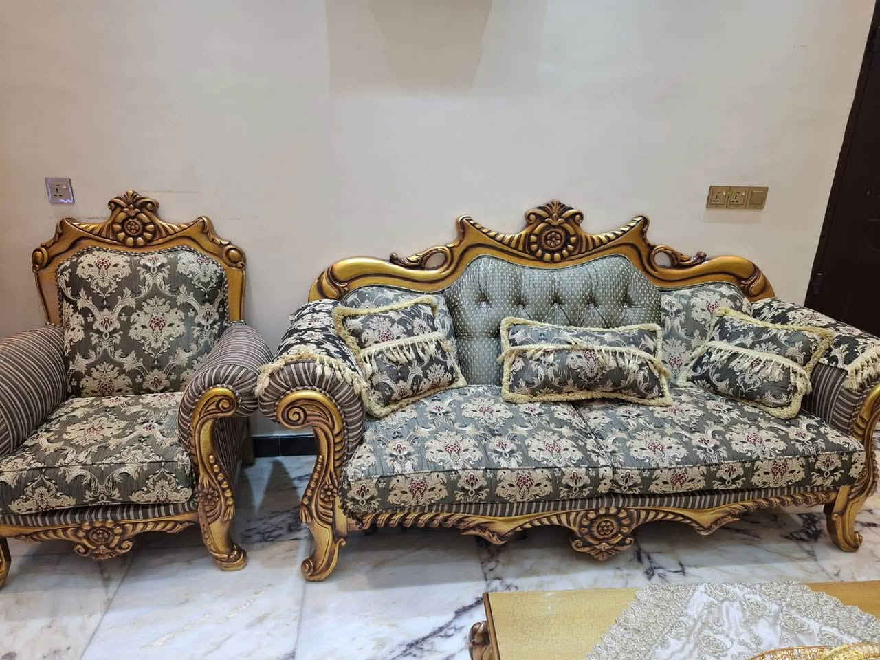 سلام عليكم للبيع تخم10 مقاعد نظيف جداً مصري درجه أولى أربع طبلات ويا السعر مليون قفل مكانه بغداد البنوك ***********
