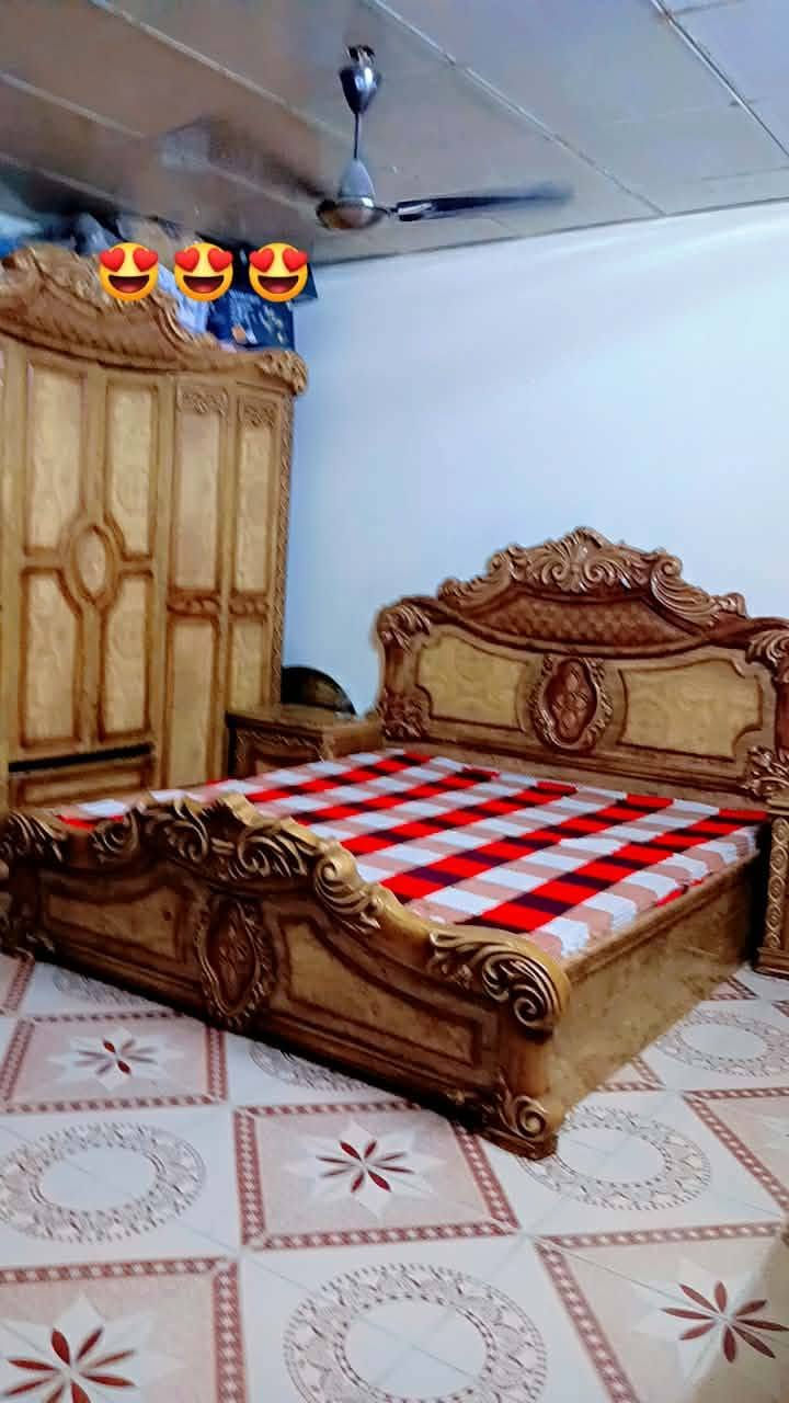 عندي بيت بشارع الطيار رقم الدار٥٣٤١ بيت ركن ١٥٠متر واجهة ١٠نزال ١٥ يحتوي على كراج وصحيات واستقبال ضيوف و٣ غرف نوم طابق واحد للاستفسار الاتصال على هذا الرقم ***********
