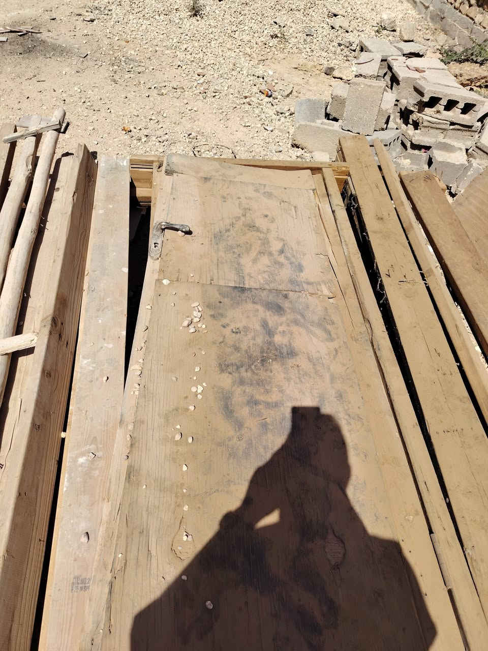 سلام عليكم
موجود لوح خشب او درابات مع باب وجرجوبه كما واضح في الصوره طول دراب مترين ونص العدد ١٦ تقريبآاليرغب في الشراء العنوان الحقلانيه الهاتف ***********
