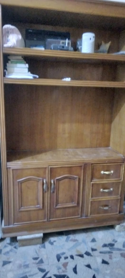 السلام عليكم ورحمة الله وبركاته بوفيه عامودي كما موضح بالصور نضيف جدا السعر ٥٠ بيه مجال موبايل *********** العنوان البياع الشرطه الخامسه
